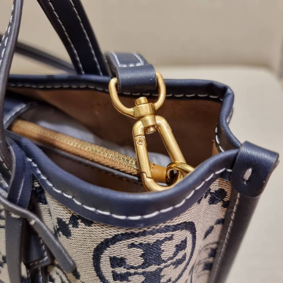 TORY BURCH PERRY MONOGRAM JACQUARD SMALL TRIPLE COMPARTMENT TOTE กระเป๋าโท้ท ไซส์เล็ก ลายโมโนแกรมสุดฮิต ปังไม่หยุดจริงๆ ขนาดกำลังสวย มาพร้อมหูจับในตัว และสายสะพายที่ปรับใช้ได้ไม่มีเบื่อ วัสดุผ้า jacquard ทักทอลาย ตัดขอบด้วยหนังแท้ ปากกระเป๋ามีกระดุมแม่เหล