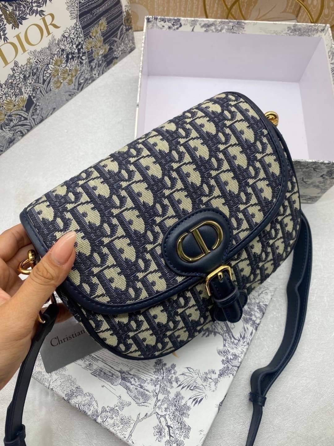 Dior Bobby Medium Bag Dior Oblique jacquard fabric in blue กระเป๋าสะพายทรงโฮโบรุ่นยอดนิยม คลาสสิคสุดหรู ด้วยเส้นสายที่ประณีตและสัดส่วนที่กลมกลืนลงตัวอย่างสวยงาม เกรดท็อปออริ ใช้งานต่างประเทศได้