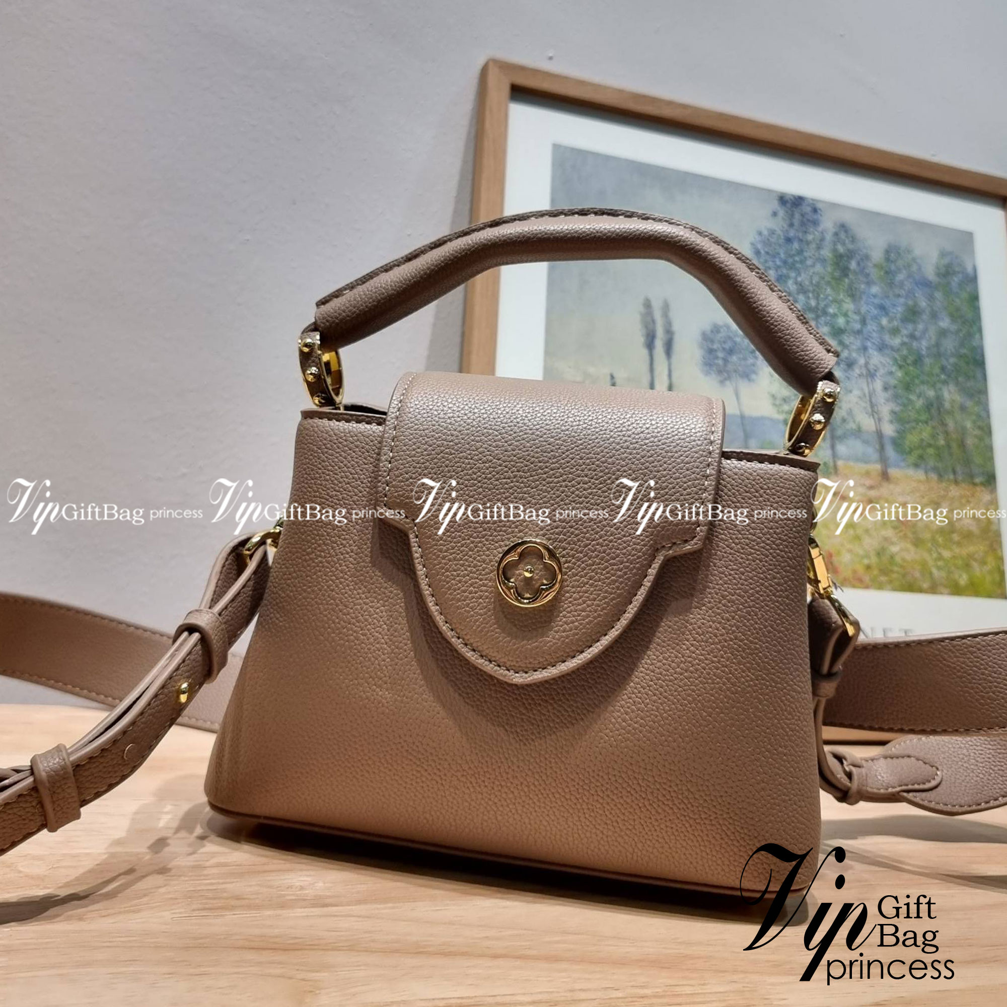 LV capucines mini top handle ที่สุดของความสวยในราคาเบาๆ กระเป๋าถือสุดหรู ดีไซน์ทรงคลาสสิค ที่รอบนี้มาในไซส์มินิ ดีงามม้ากกกก!! มาพร้อมหูจับในตัว ด้วยรูปทรงวินเทจและวัสดุหนังลูกวัว ขับผิว ทำให้ไอเท็มนี้สะกดทุกสายตาจริงๆ
