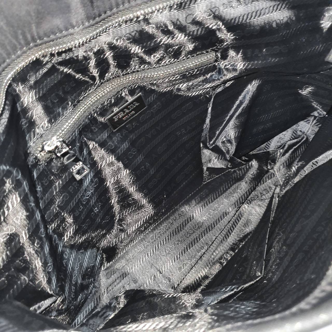 งานพรีเมี่ยมกิ้ฟท์แบรนด์ดังอย่าง PRADA NYLON กับรุ่น TOTEBAG กระเป๋าสะพายไหล่ ใบนี้วัสดุเป็น NYLON กันน้ำทั้งใบมาพร้อมอะไหล่สีเงิน ด้านหน้ามีช่องแยกใส่ของและประดับด้วยโลโก้แบรนด์สวยหรู ภายในมีช่องซิปแยก1ช่อง สามารใส่ A4 ipad ได้ทุกรุ่น ใบเดียวใช้ได้ทุกโอก