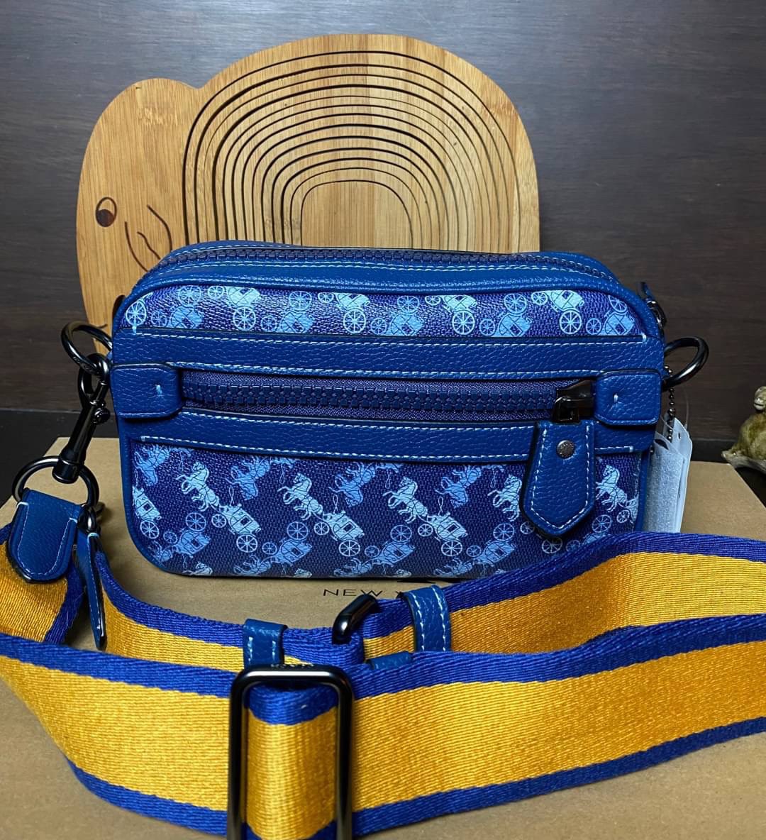 COACH ACADEMY CROSSBODY WITH HORSE AND CARRIAGE PRINT (COACH 89084) ผ้าใบเคลือบพิมพ์ลายและหนังกรวดขัดเงา ภายในกระเป๋ามัลติฟังก์ชั่น| ปิดด้วยซิป ซับในผ้า ด้านนอกมีซิปและกระเป๋าสลิป สายสะพายถอดได้