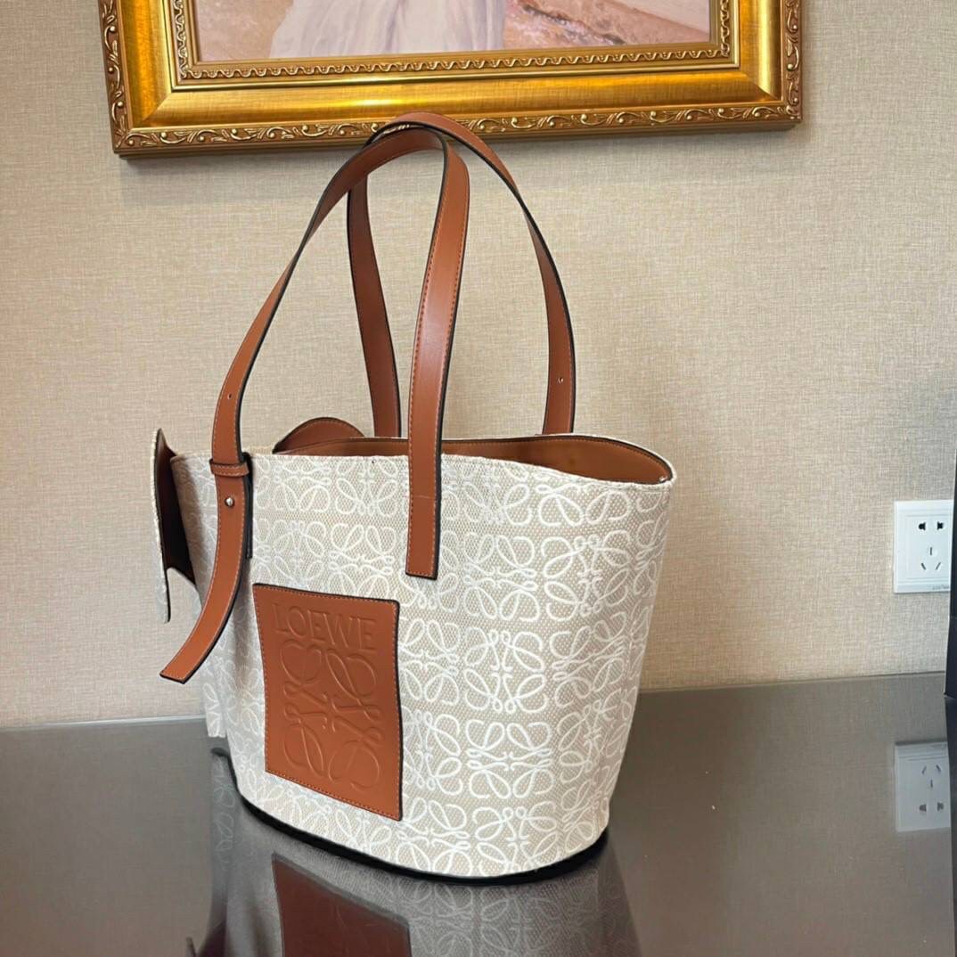 LOEWE Canvas Elephant Bag In Anagram Print คอลเลคชั่นใหม่ล่าสุดเลยค่ะ น้องช้างน่ารักมากมาย งานแบรนด์หรูจากประเทศสเปน โลเอเว่ (LOEWE) กระเป๋ารูปทรงช้างเป็นเหมือนหนึ่งในซิกเนเจอร์ของแบรนด์ ดีไซน์คงเอกลักษณ์วัสดุ Anagram Canvas Jacquard Fabric ผสมผสานกับหนัง