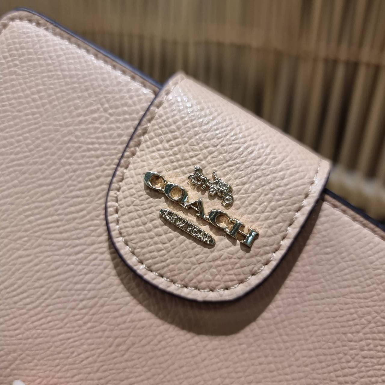 COACH 6390 MEDIUM CORNER ZIP WALLET เดอะเบสท์รุ่นที่สาวๆตามหา!! ดีไซน์ใหม่ สวยสะกด!! กระเป๋าสตางค์ใบกลาง สีคลาสสิค เรียบแต่แฝงความหรู บอกเลยว่ามันละมุนมาก!! ด้วยวัสดุหนัง crossgrain ที่ดูแลรักษาง่าย และยังดูผู้ดี ถือใช้แล้วขับผิวทุกสี ภายในมีช่องใส่บัตรแล