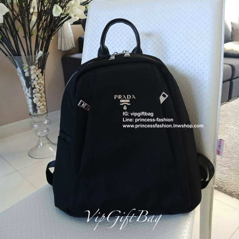 ุ่นใหม่พร้อมส่ง NEW!! PRADA NYLON BACKPACK กระเป๋าสะพายเป้ วัสดุทำจาก ผ้าPolyester คุณภาพดี สามารถกันน้ำได้ในระดับนึง เปิดปิดด้วยซิปจุของได้เยอะ สายสะพายหลังลายแบรนด์ สามารถปรับได้ฟรีด้านหน้ามีช่องซิป2ช่องใส่ของได้ ด้านในมีช่องแบ่งสามารถใส่มือถือได้ ใส่เอ