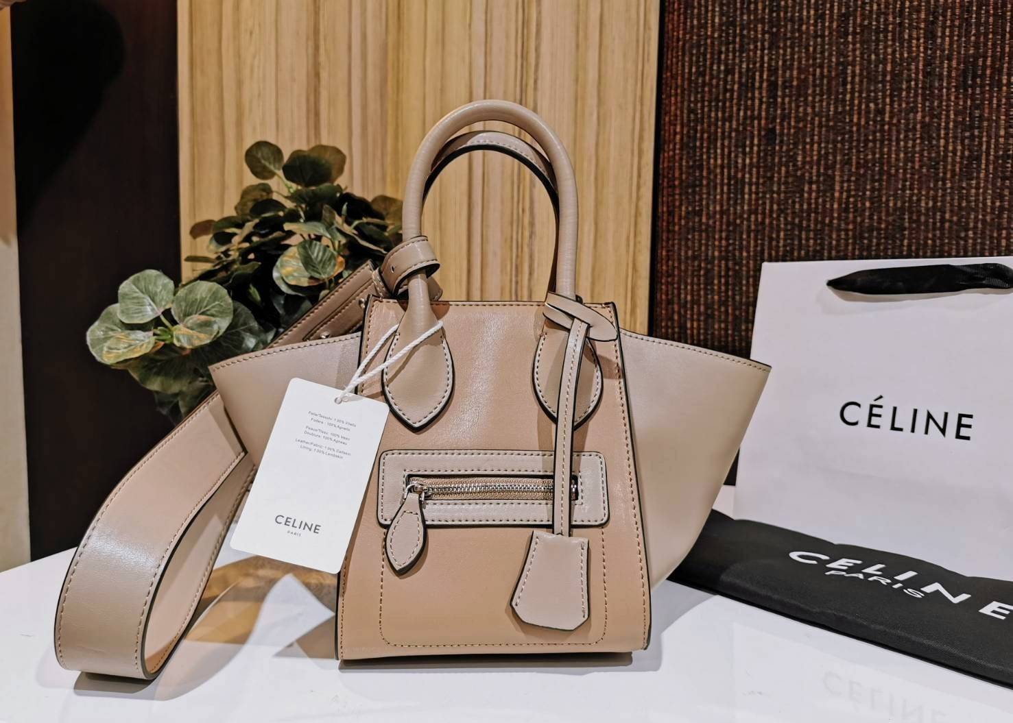 CELINE SHOULDER BAG VIP / CELINE LUGGAGE NANO Glossy Leather Handbag รุ่นนี้ Rare items หนังเรียบสวยสีทูโทนเรียบหรู ขนาดกำลังดี น้ำหนักเบา ด้านหน้ามีหนึ่งช่องซิป ด้านข้างดีไนส์ทรงปีกสามารถปรับขยายทรงได้ ภายในโล่งกว้าง มีช่องซิป มีตะขอเกี่ยวปากกระเป๋า ใส่ก