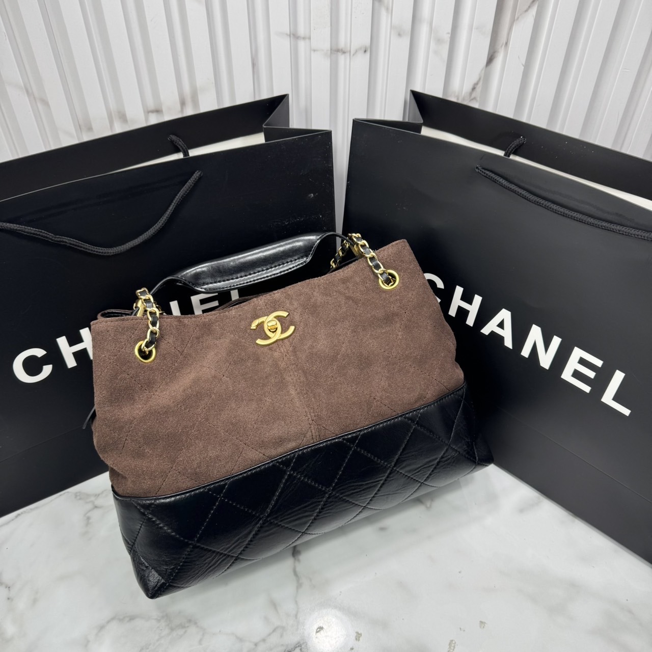 CHANEL Shopping Bag 25A Suede Bag กระเป๋าช้อปปิ้งทรงโท้ทหนังกลับสีทูโทน *สีใหม่น้ำตาลไหม้สีเข้ม ในคอล Métiers Dart 2024/25