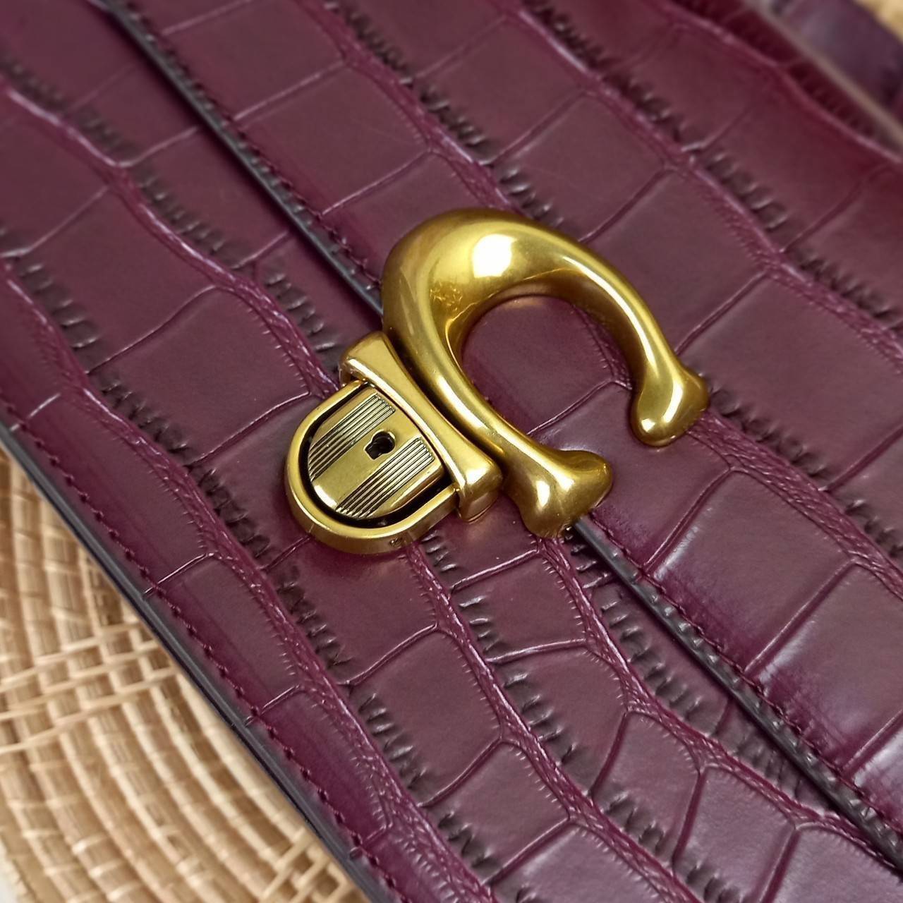 COACH CROCODILE EMBOSSED LEATHER STUDIO SHOULDER BAG (COACH C6640)🌺เอาซิ๊!!ใครอดใจไหวให้รู้ไป!! สวยตาแตก!! ปรับลุคให้ดูแพง แบบไม่ปรานีกันล่ะคราวนี้!// กระเป๋าถือ กระเป๋าสะพาย อีกหนึ่งคอลเลคชั่นสุดตะลึงตา หรูหรา! เวอร์วังอลังสร้าง! ที่ดูแพงม๊ากก!!/