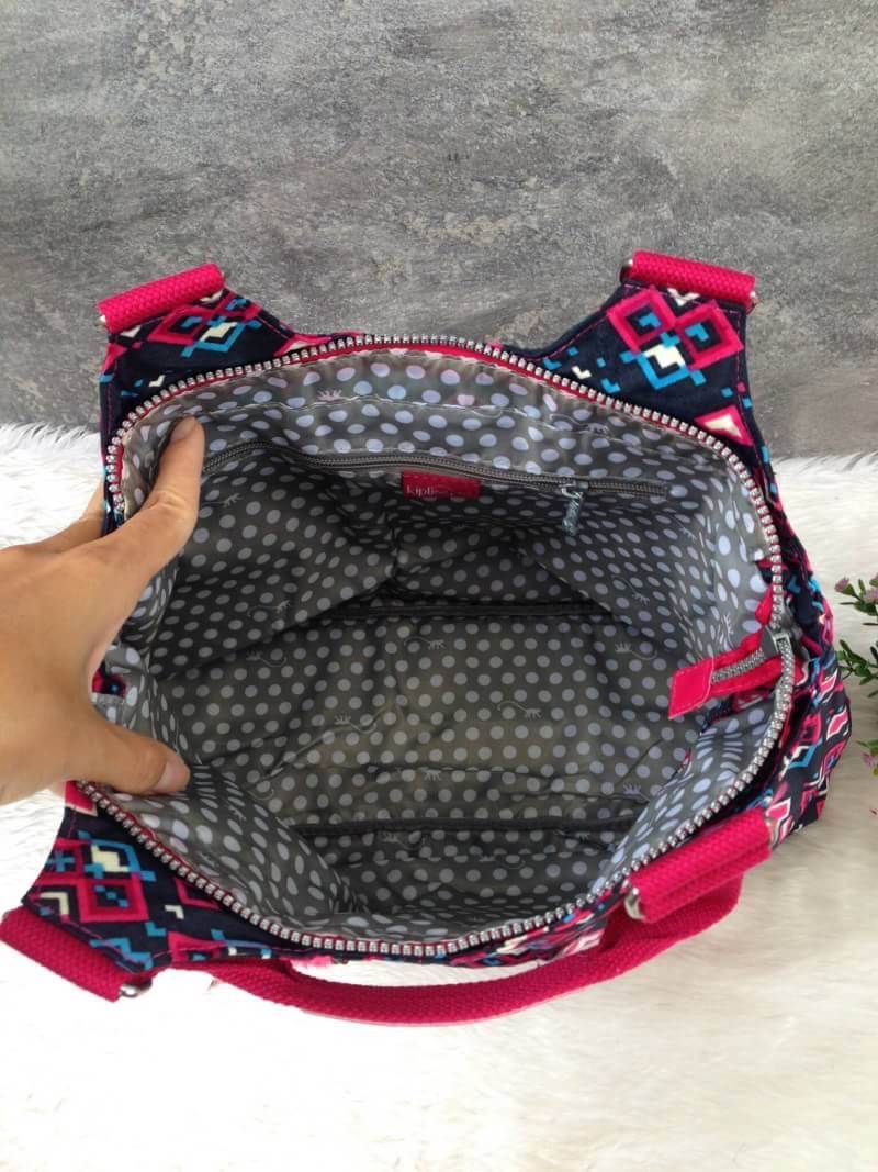 Kipling รุ่น Cicele กระเป๋าสะพายไหล่ใบใหญ่ สวยน่ารัก ตัวกระเป๋าด้านในเป็นช่องโล่งแบบปิดเปิดด้วยซิป มีช่องซิปด้านใน ด้านข้างกระเป๋า มี 2 ช่อง ปิดเปิด ด้วยเทป พร้อมที่ใส่โทรศัพท์ ปากกา และ MP 3 ในส่วนด้านใน และ ด้านข้างกระเป๋า ซ้าย-ขวา เป็นช่องขนาดเล็กสำหรั
