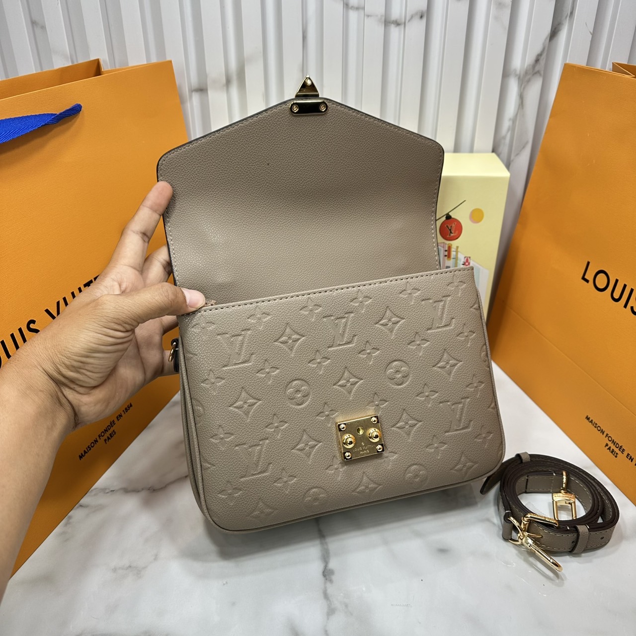 ORI หนังแท้ | LV Pochette Metis Monogram Empreinte leather กระเป๋าสะพาย อีกหนึ่งผลงานเด่นประจำฤดูกาล Spring 2021