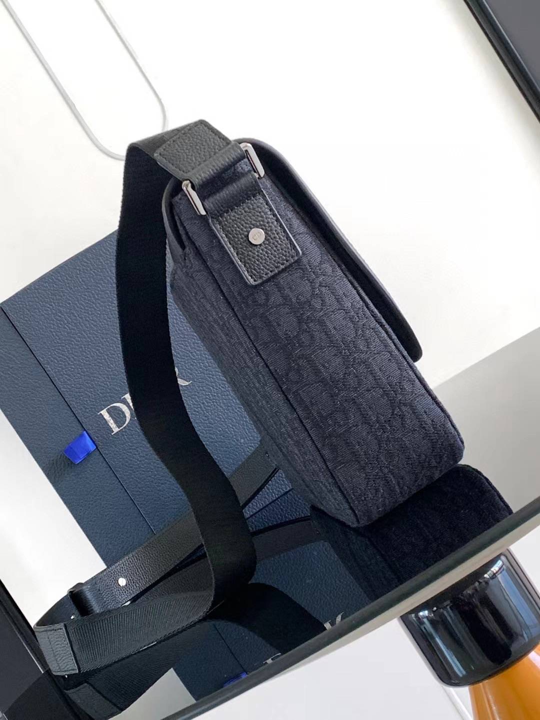 Large DIOR Saddle Messenger Bag with Flap 30cm กระเป๋าทรงแมสเซ็นเจอร์รุ่นยอดนิยม ท่านชายควรมีมากค่า ใบใหญ่จุของได้เยอะ สวยหรูดูดีมีระดับ ต้องยกให้รุ่นนี้เลยค่ะ