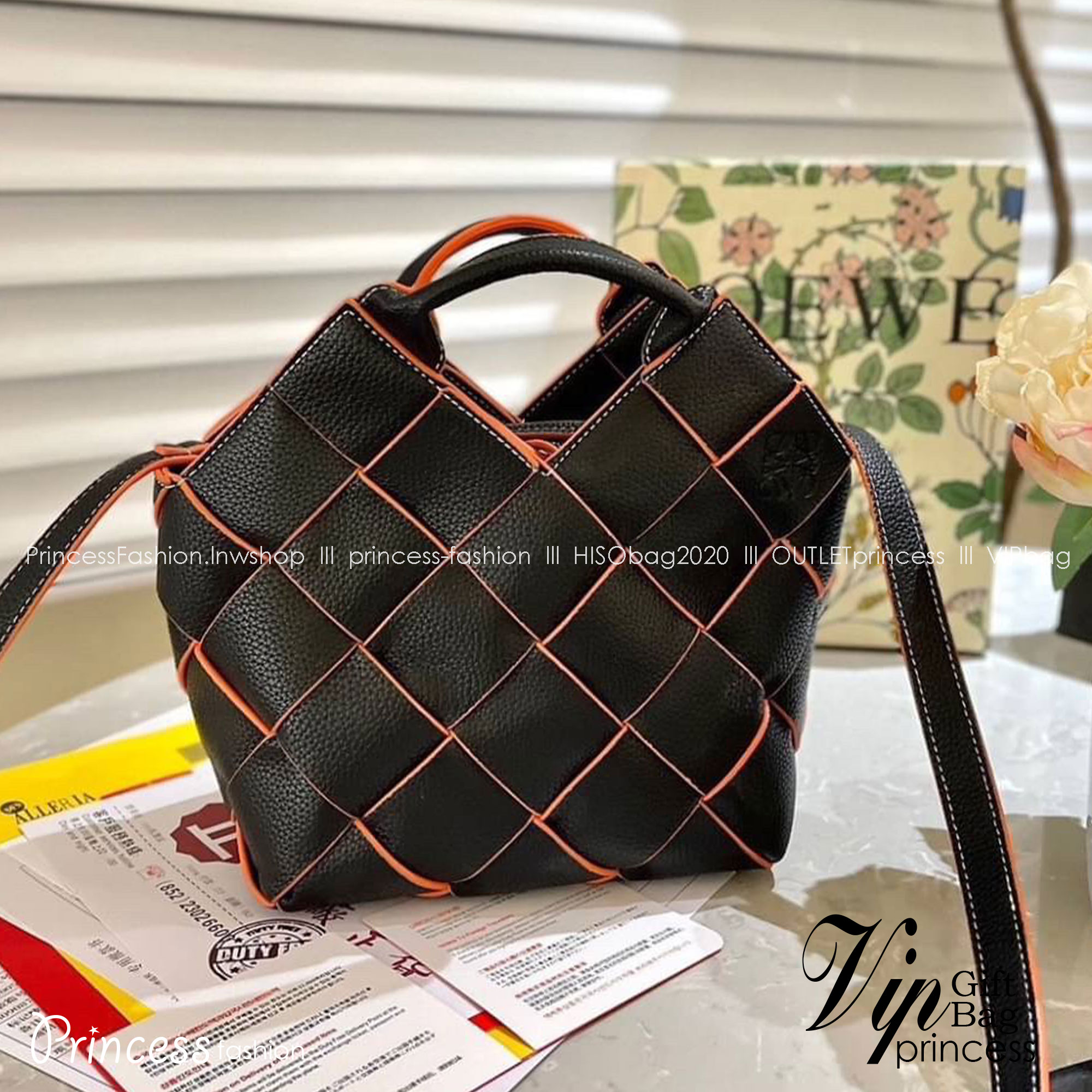 LOEWE WOVEN BASKET LEATHER BAG 20cm กระเป๋าสะพายถักทอด้วยความปราณีต ขนาดกำลังดีจุได้แบบเน้นๆ วัสดุหนังอย่างดีเต็มใบ หรูเลิศ