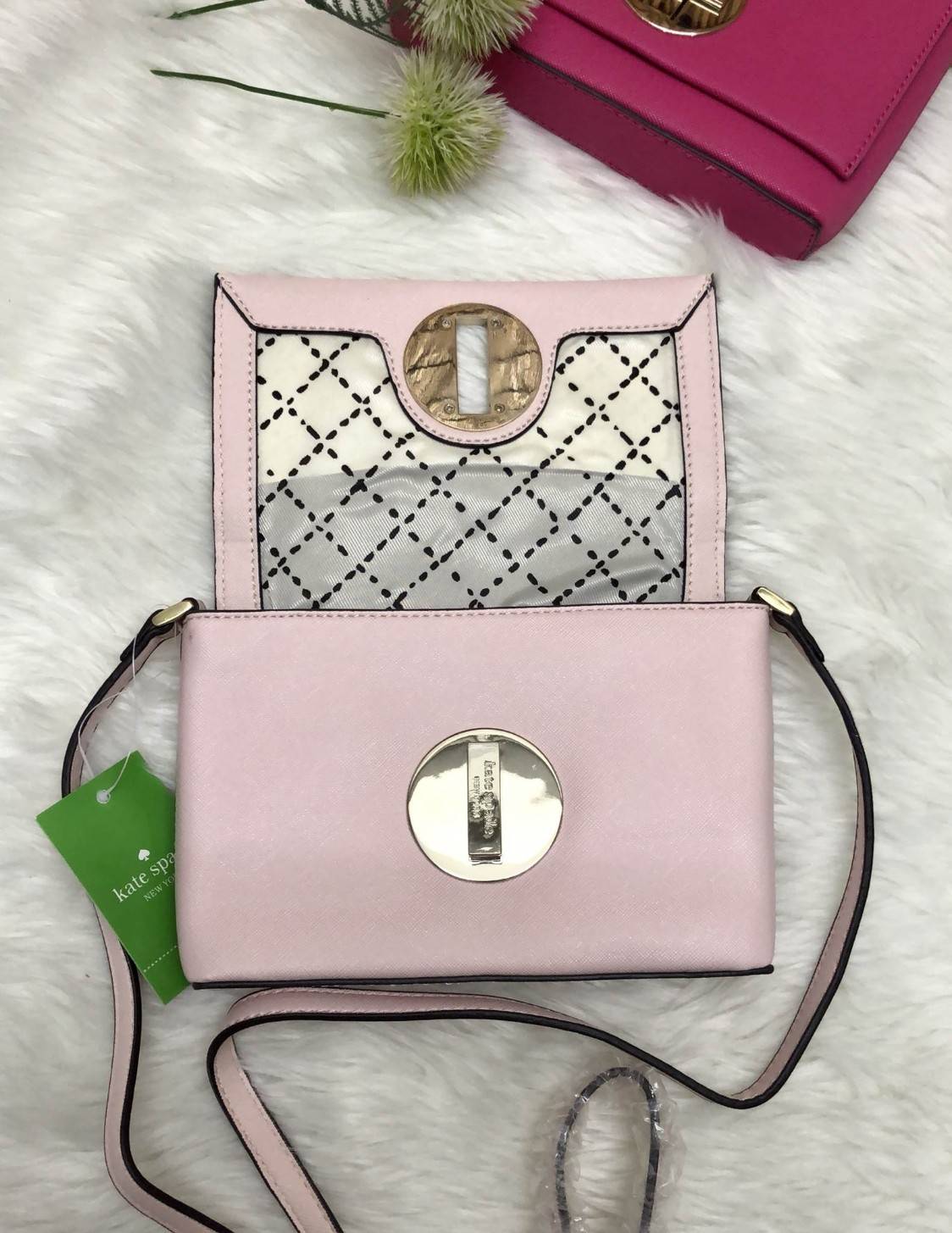 Kate Spade New York Crossbody Bag กระเป๋าสะพาย crossbody size mini กำลังน่ารัก วัสดุหนังลาย saffiano น้ำหนักเบา ด้านหน้ามี logo brand เปิดเปิดกระเป๋าแบบหมุนล็อค ภายในโล่งใส่มือถือได้ทุกรุ่น ใส่กระเป๋าสตางค์ใบสั้น, มือถือได้ทุกรุ่น ภายในมี 1 ช่องเล็ก ใส่มื