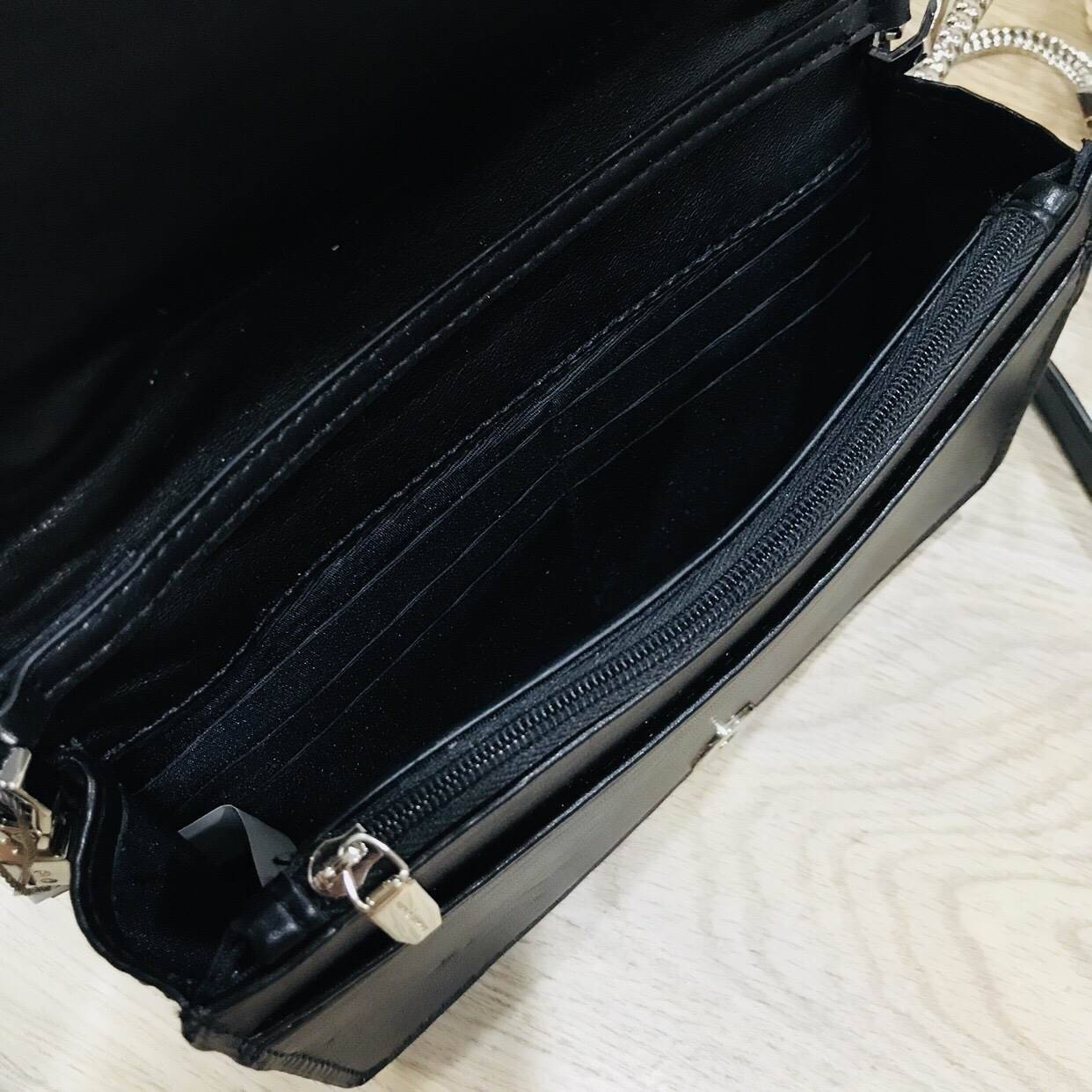 NEW ARRIVAL! CHARLES & KEITH CHAIN DETAIL CROSSBODY BAG กระเป๋าสะพายทรงสี่เหลี่ยมรุ่นชนช็อปขนาดกำลังดีวัสดุหนังนิ่มเรียบประดับด้วยโซ่ด้านหน้าดูมีดีเทล เปิดปิดด้วยกระดุมแม่เหล็ก ภายในมีช่องใส่บัตรและช่องซิป มาพร้อมสายโซ่ต่อหนังถอดถือเป็นคลัชได้ ภาพถ่ายสินค
