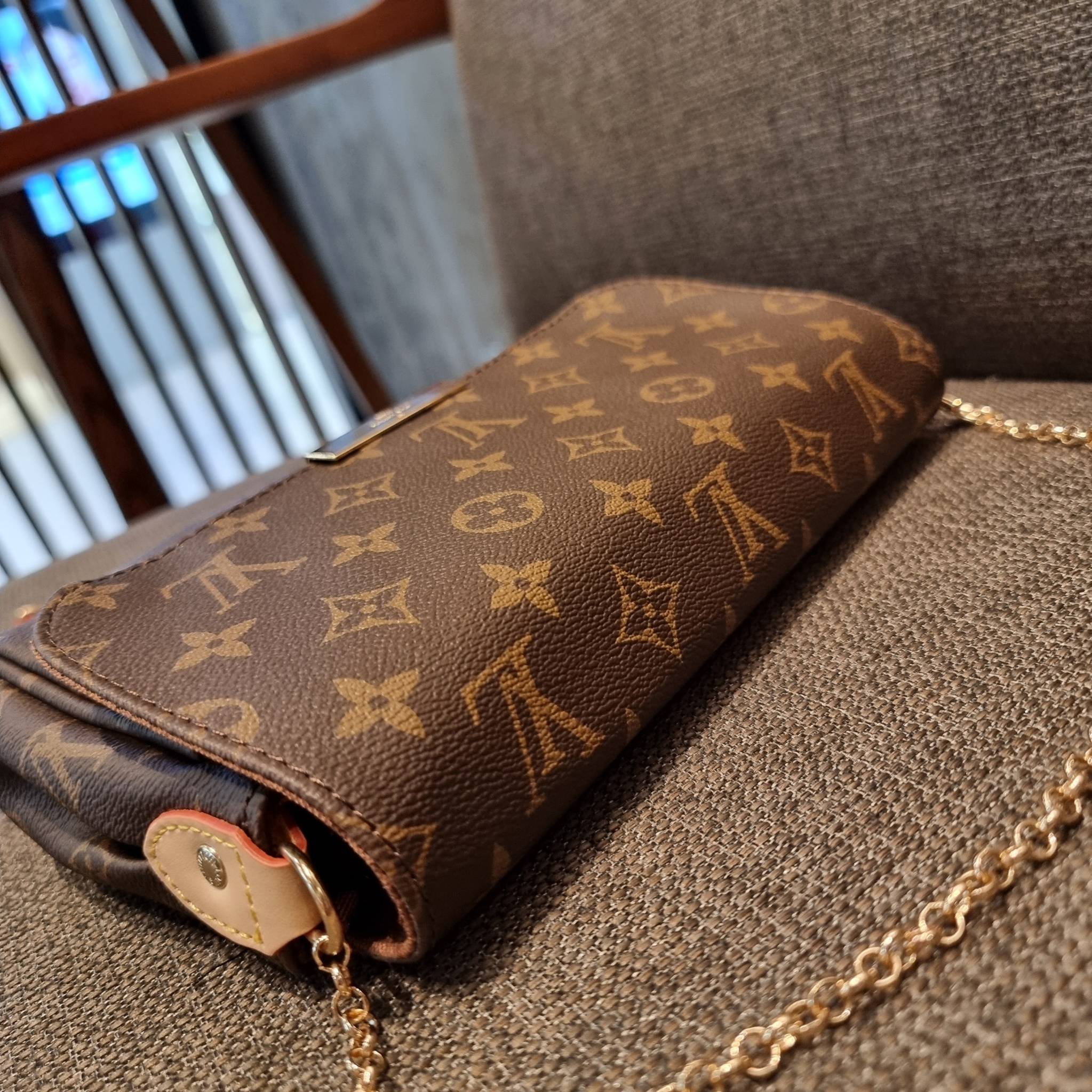 LV CROSSBODY CHAIN BAG rare item!! วัสดุหนังแคนวาส คมชัด หรู เปิด-ปิดกระเป๋าด้วยแถบแม่เหล็ก ภายในเป็นช่องโล่ง ใส่ของใช้สำคัญได้สบายๆ มือถือ พาวเวอร์แบงค์ เครื่องสำอางค์ ของจุกจิกได้หมดจ้า มาพร้อมสายสะพายโซ่ และสายสะพาย crossbody ถอดออกได้ พร้อมเสิร์ฟความส