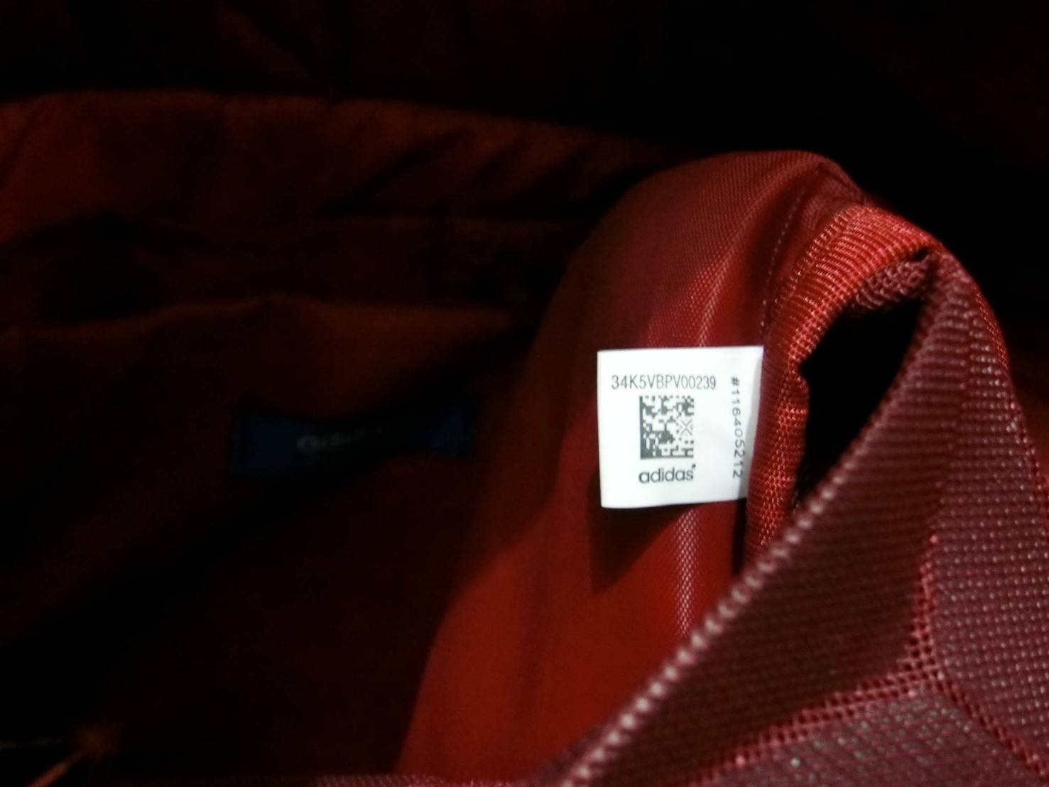 Adisas Originals BP Roll Top 3D Mesh 2017 Backpack Bag DH0100 กระเป๋าเป้สะพายหลัง ดีไซน์แบบ 3 มิติ วัสดุ polyurethane สีดำด้าน โดยใช้ลูกเล่นของเหลี่ยม และมุมเชื่อมเข้าหากัน การออกแบบกระเป๋าเป็นเหมือนถุงทรงสูง ส่วนปากกระเป๋า เปิดปิดแบบตีนตุ๊กแก ม้วนพับ และ