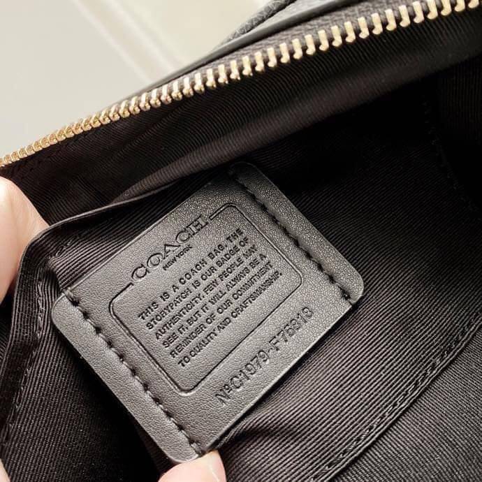 Coach Leather Jes Crossbody in Colorblock ((72704)) กระเป๋าสะพายข้าง//ครอสบอดี้ร์ วัสดุหนังแท้ หนังนิ่มสวยงาม มากๆค่ะ ด้านหน้ามีโลโก้แบรนด์เด่นชัดสะดุดตา ช่องหลักแบ่งเป็น2ซิป แต่ละช่องกว้าง ใส่กระเป๋าเงินใบยาวได้ ของอื่นๆได้จุค่ะ มีช่องเล็กให้ใส่ของจุกจิก