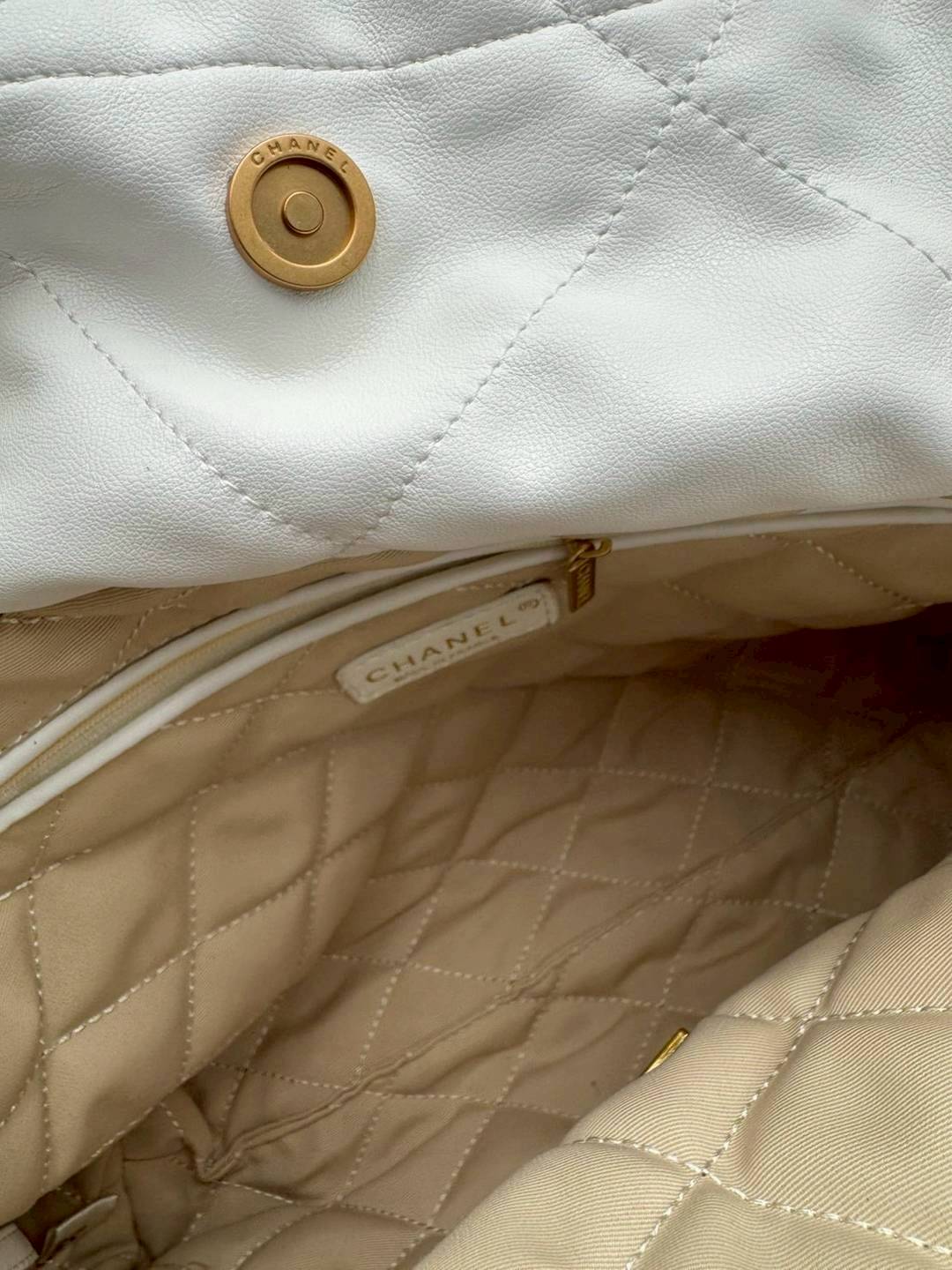 Small CHANEL 22 Handbag แรงเกินต้านที่สุดกับไอเท็มนี้ ที่สาวๆหรือใครๆก็ต้องมี มาในไซส์ใหญ่ รูปทรงใช้ง่ายขึ้น แต่ยังจุได้หนักๆเหมือนเดิม ดูหรูหรา เกินเรื่องที่สุด กับกระเป๋าสะพาย ดีไซน์เรียบหรู คลาสสิค แถมได้ใบลูกไปอีก