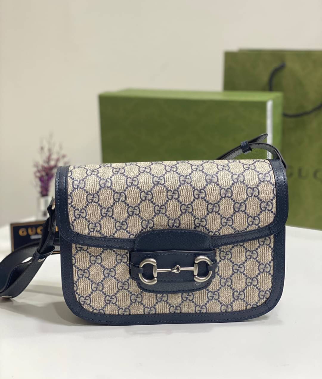 GUCCI Horsebit 1955 GG mini bag กระเป๋าสะพายสุดหรู ผ้าแคนวาส GG Supreme ดีไซน์ร่วมสมัยผ่านการออกแบบใหม่ ถ่ายทอดความรู้สึกเกี่ยวกับการละทิ้งกฎเกณฑ์เดิมๆ ของแฟชั่นผ่านการออกแบบ โดยแบรนด์ถ่ายทอดแนวคิดที่ว่าชิ้นงานควรอยู่เหนือกาลเวลา