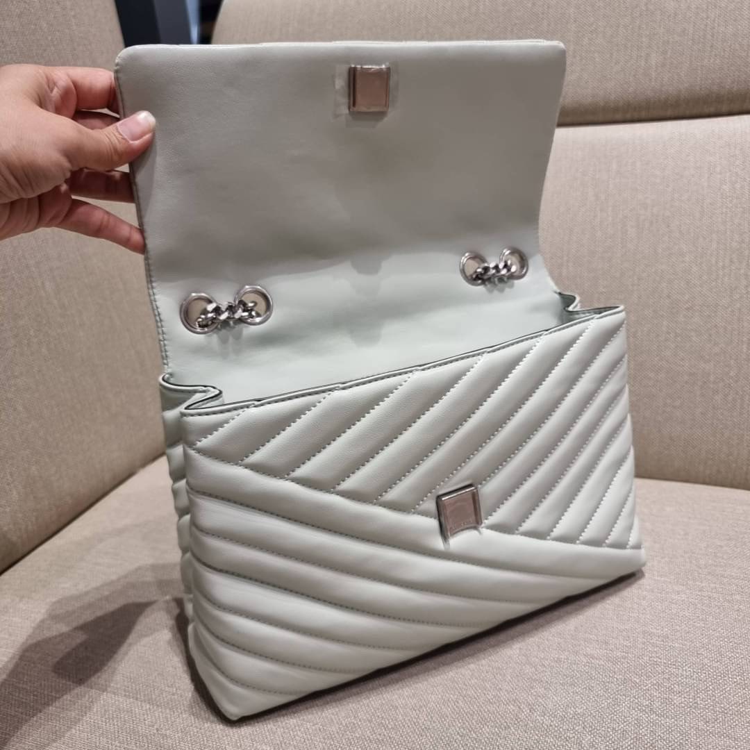 TORY BURCH KIRA CHEVRON CONVERTIBLE SHOULDER BAG (SMALL / MEDIUM) กระเป๋าสะพายรุ่นยอดฮิต ไซส์คลาสสิค ที่ใช้ยังไงก็ดูหรู ดีไซน์เฉพาะตัว วัสดุหนังแกะ สัมผัสนิ่ม เปิด-ปิดด้วยกระดุมแม่เหล็ก ภายในเป็นช่องโล่ง ใส่กระเป๋าสตางค์ มือถือ เครื่องสำอางค์ พาวเวอร์แบงค