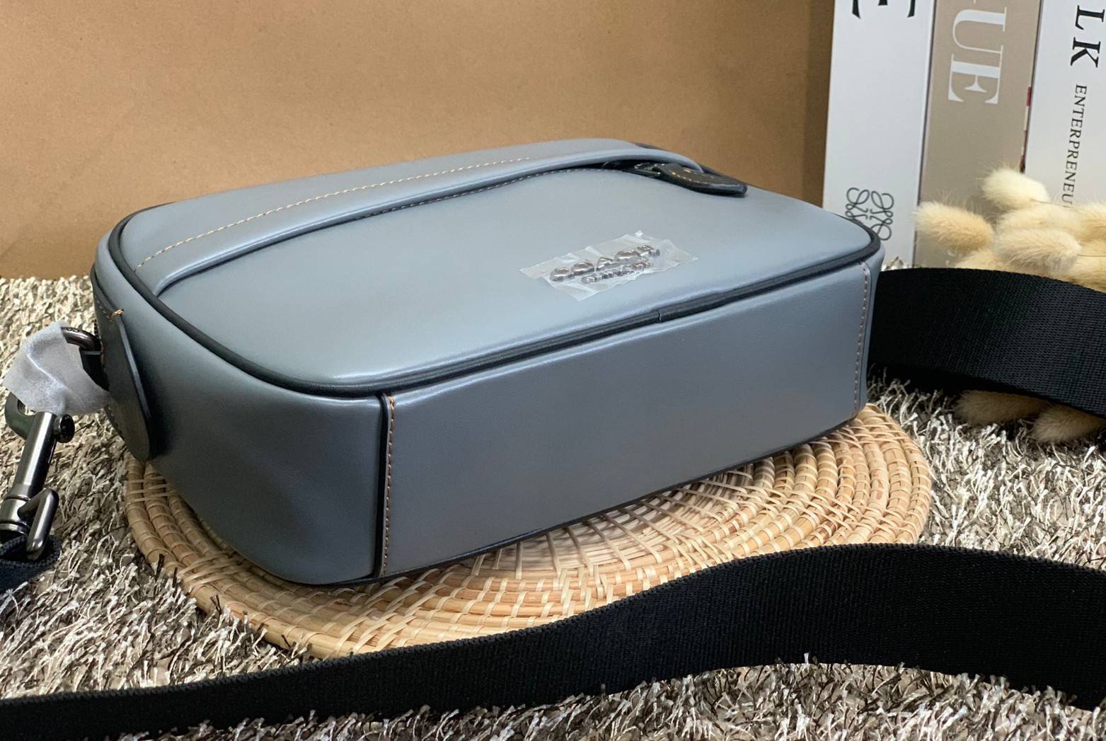 3สีเข้าใหม่งานคุณภาพอีกแล้วคับท่านน ทั้งสี ทั้งหนังสวยมากๆค่าา!! COACH GRAHAM CROSSBODY BAG ((39946)) พร้อมส่ง! กระเป๋าสะพายแบบครอสบอดี้ร์ ใช้ได้ทั้งชาย//หญิง หนังแท้อย่างดี เรียบหรูค่ะ ด้านหน้ามีช่องซิปซ่อนให้หนึ่งช่อง ช่องซิปหลักกว้าง ใส่ของจำเป็นได้ครบ