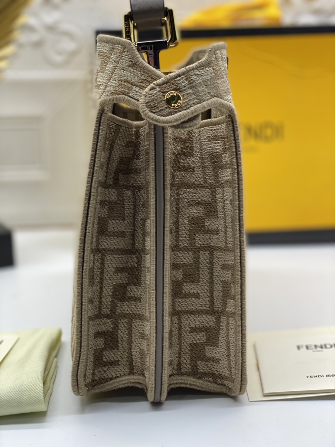 Fendi peekaboo 25cm เกรดออริจินอล กระเป๋าเฟนดิ คลาสสิกตามแบบฉบับแบรนด์ วัสดุคุณภาพอย่างดี เพิ่มความหรูหราและโดดเด่นด้วยการตกแต่งลวดลายโลโก้เด่นชัดทั้งใบ และด้วยขนาดที่กะทัดรัดและดีไซน์ที่เรียบหรูนี้ จึงสามารถนำไปแมทช์กับการแต่งตัวได้ง่าย ไม่ว่าจะเป็นสไตล์