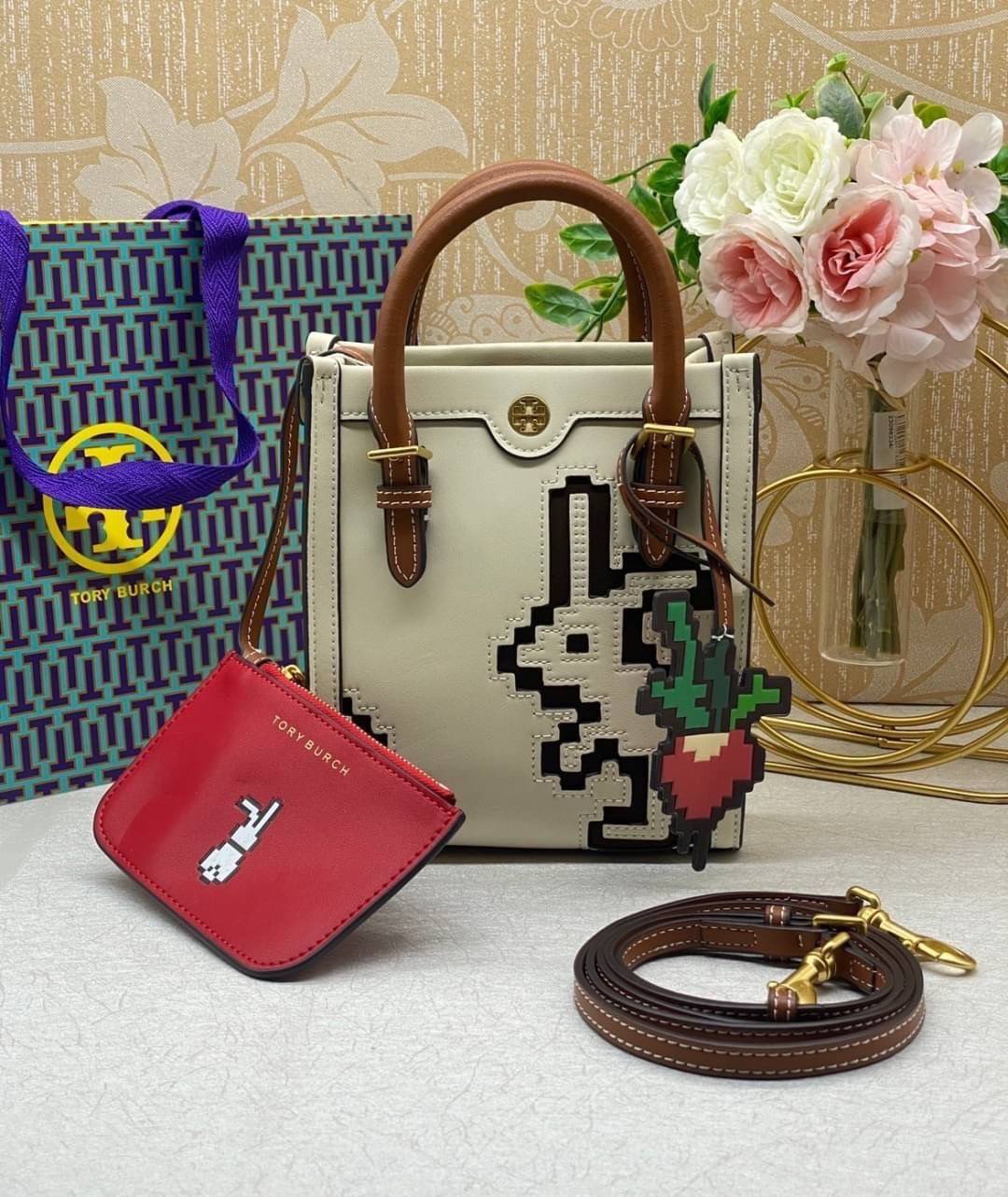 TORY BURCH PIXELATED RABBIT MINI BAG TOTE 🐇 อดใจยังไงไหว น่ารักขนาดนี้ 🥕🥕 กระเป๋าทรงโท้ท ด้านหน้าเป็นรูปกระต่ายอันเป็นสัญลักษณ์ของปีนี้ น่ารักมากๆค่ะ 🥕พร้อมพวงหนังแครอทมาให้อีกหนึ่งพวง