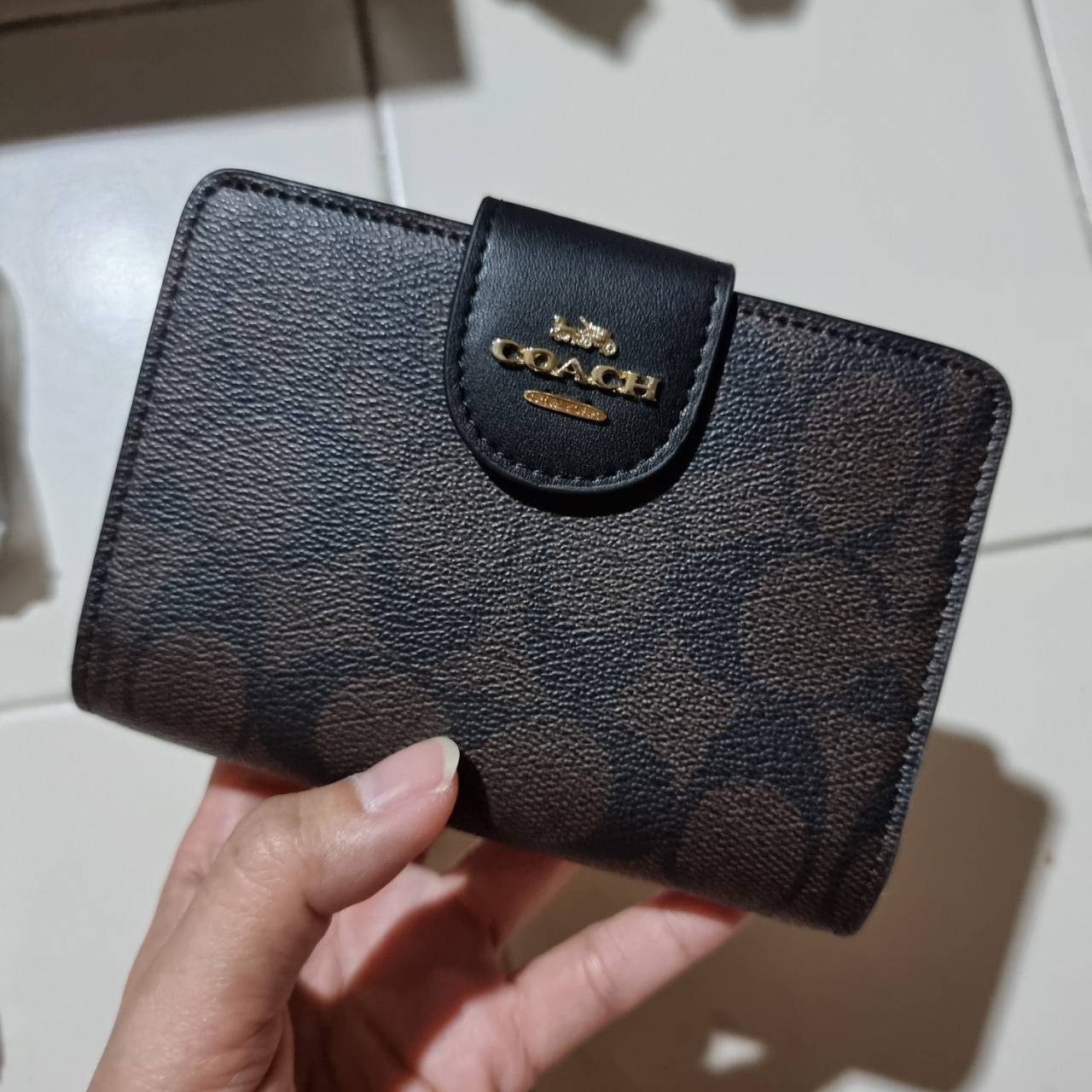 COACH C0082 MEDIUM CORNER ZIP WALLET IN SIGNATURE CANVAS ดีไซน์ใหม่ล่าสุด!! กระเป๋าสตางค์ใบกลาง 👛 ขนาดกำลังเหมาะมือ วัสดุหนังแคนวาสเคลือบลาย ดูแลรักษาง่าย มีช่องใส่บัตรและธนบัตรครบ และช่องซิปแยกไว้ใส่เหรียญ ครบเซ็ทแบบนี้เหมาะส่งต่อเป็นของขวัญที่สุ