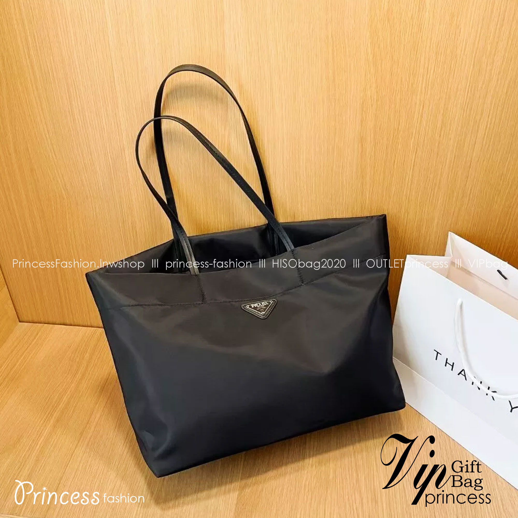 PRADA Tote Nylon Bag / PRADA Shopping Nylon Bag กระเป๋าถือ/สะพายไหล่ ทรงโท้ทใบใหญ่ ภายในโล่งกว้างมาก มาพร้อมหูจับในตัว ใบนี้จุของได้เยอะมากๆ