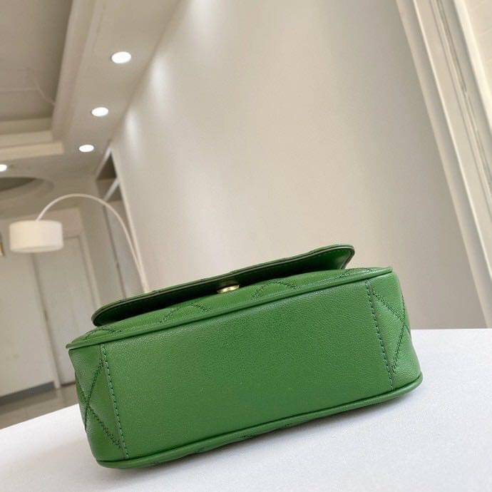 Tory Burch Willa Mini Top Handle Bag พร้อมส่งที่ไทย ใบจริงคือสวยสุดดไปเลยค่าา! กระเป๋าสะพายข้างหรือหิ้วก็เก๋ไปอีกเลยค่ะ! หนังแท้อย่างดี ลายนวมนิ่มมือดีมากค่ะ ด้านหน้ามีอะไหล่โลโก้แบรนด์ เปิดปิดกระเป๋าแบบกระดุมแม่เหล็ก ภายในสามารถใส่กระเป๋าเงินใบกลางได้;มื