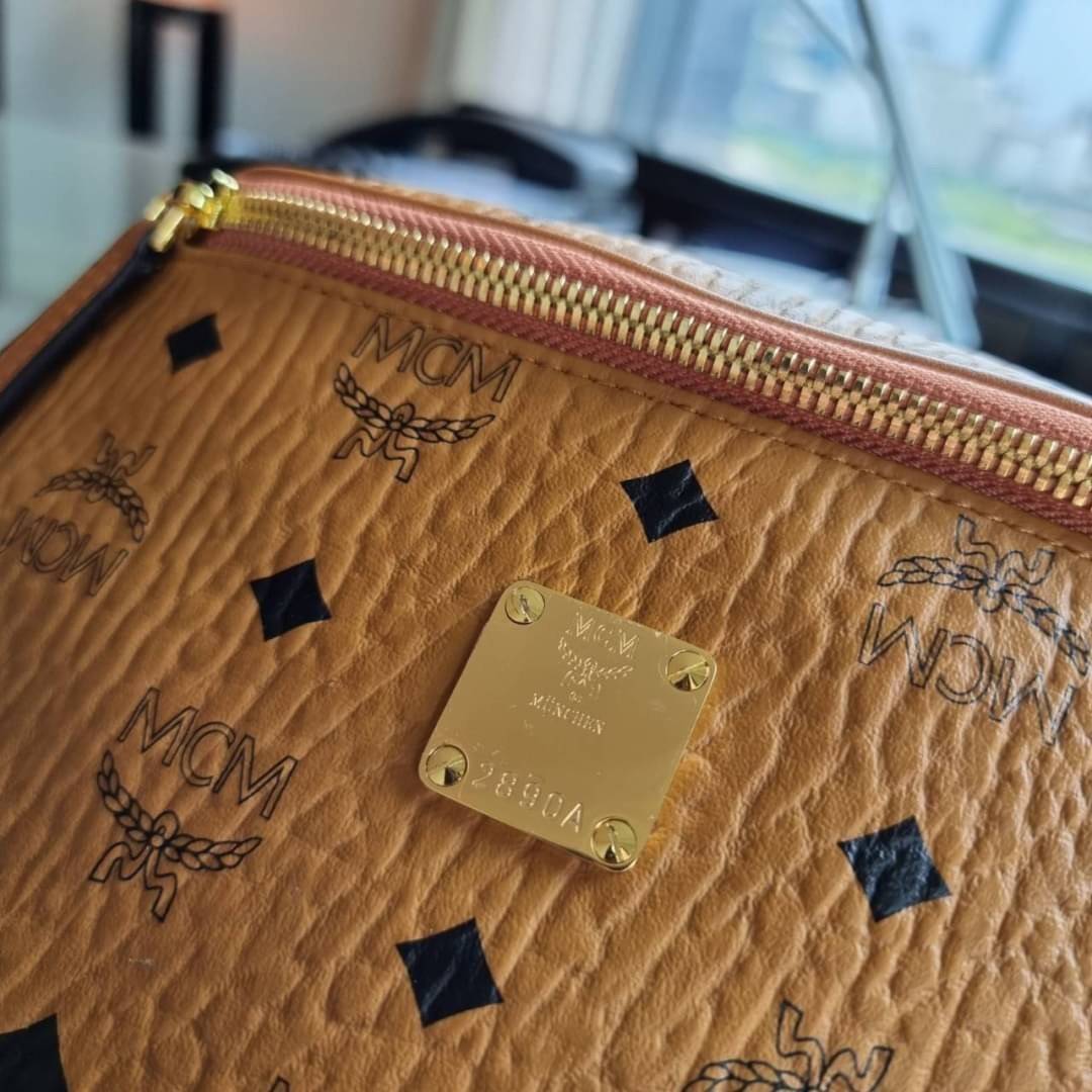 M.C.M STARK BELT BAG IN VISETOS รุ่นยอดฮิต!! หนุ่มๆสาวๆใช้ได้ไม่มีเบื่อ!! 🎉⭐️⚡️🛎 กระเป๋าคาดอกรุ่นขายดี ลายวิเซโต้เอกลักษณ์ ทั้งสปอร์ตและดูหรูในตัว ใช้งานง่าย ได้ทุกลุค วัสดุหนังแคนวาสคุณภาพดี มีช่องซิปหลัก และซิปรอง ภายในเป็นช่องโล่