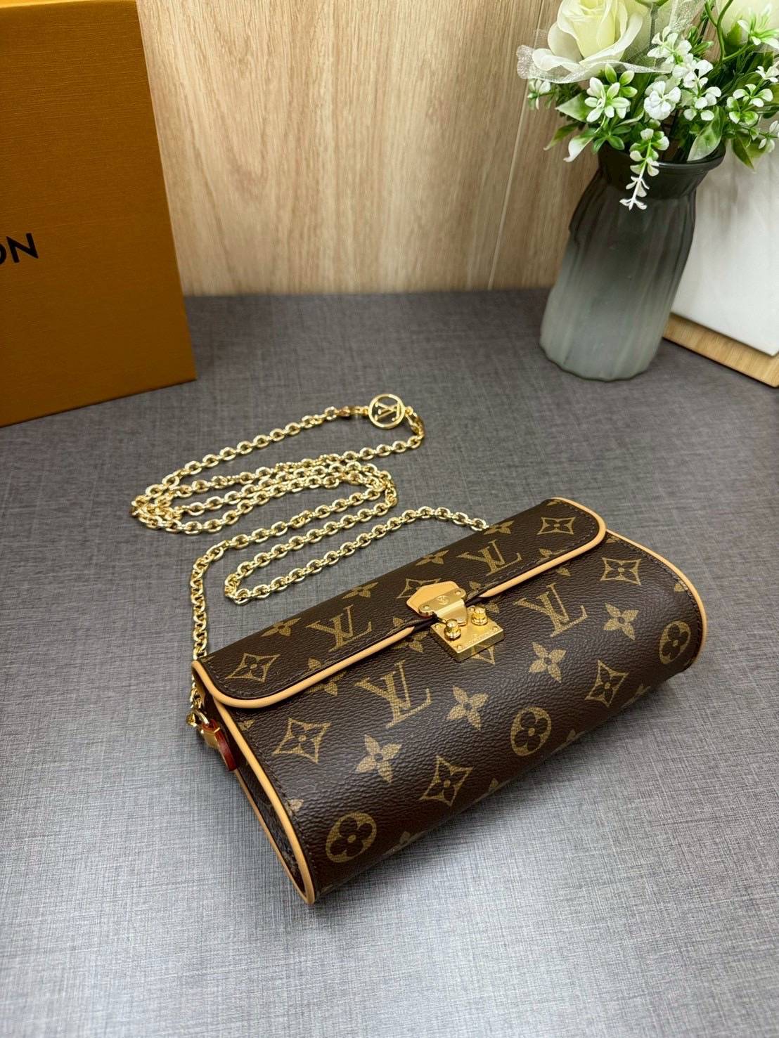 ORI หนังแท้ | LV Pochette Camille bag กระเป๋าสะพายใบเล็กน่ารัก Monogram Canvas ดีไซน์วินเทจ เปิดตัวในแฟชั่นโชว์คอลเลกชันประจำฤดูกาล Spring-Summer 2000