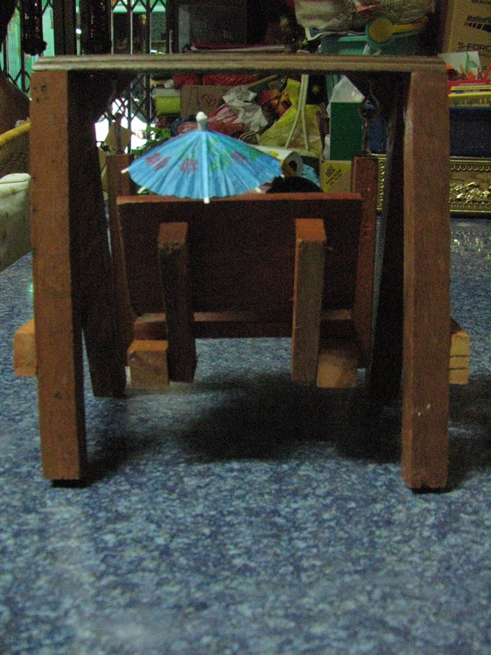 เด็กน้อยเล่นชิงช้าค่ะ