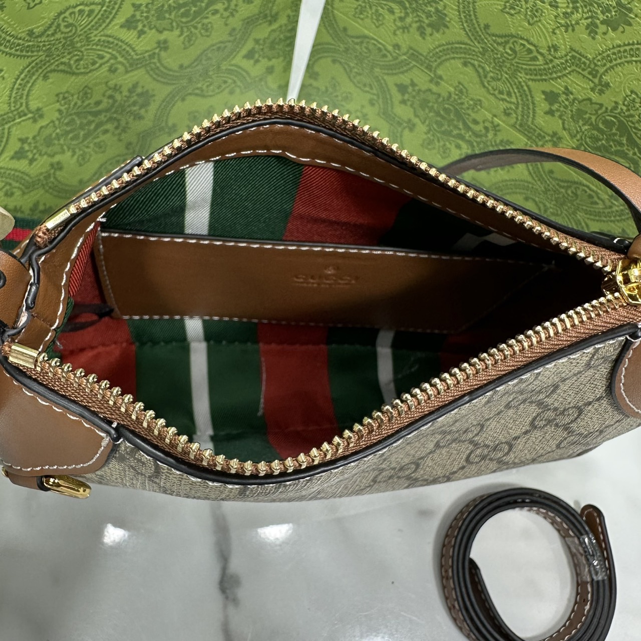 GUCCI GG Emblem medium shoulder bag กระเป๋าสะพายทรงใหม่สวยคลาสสิค พิมพ์ลายคมชัด เป็นไอเท็มต้องมีและยกเป็น everyday bag ได้เลย