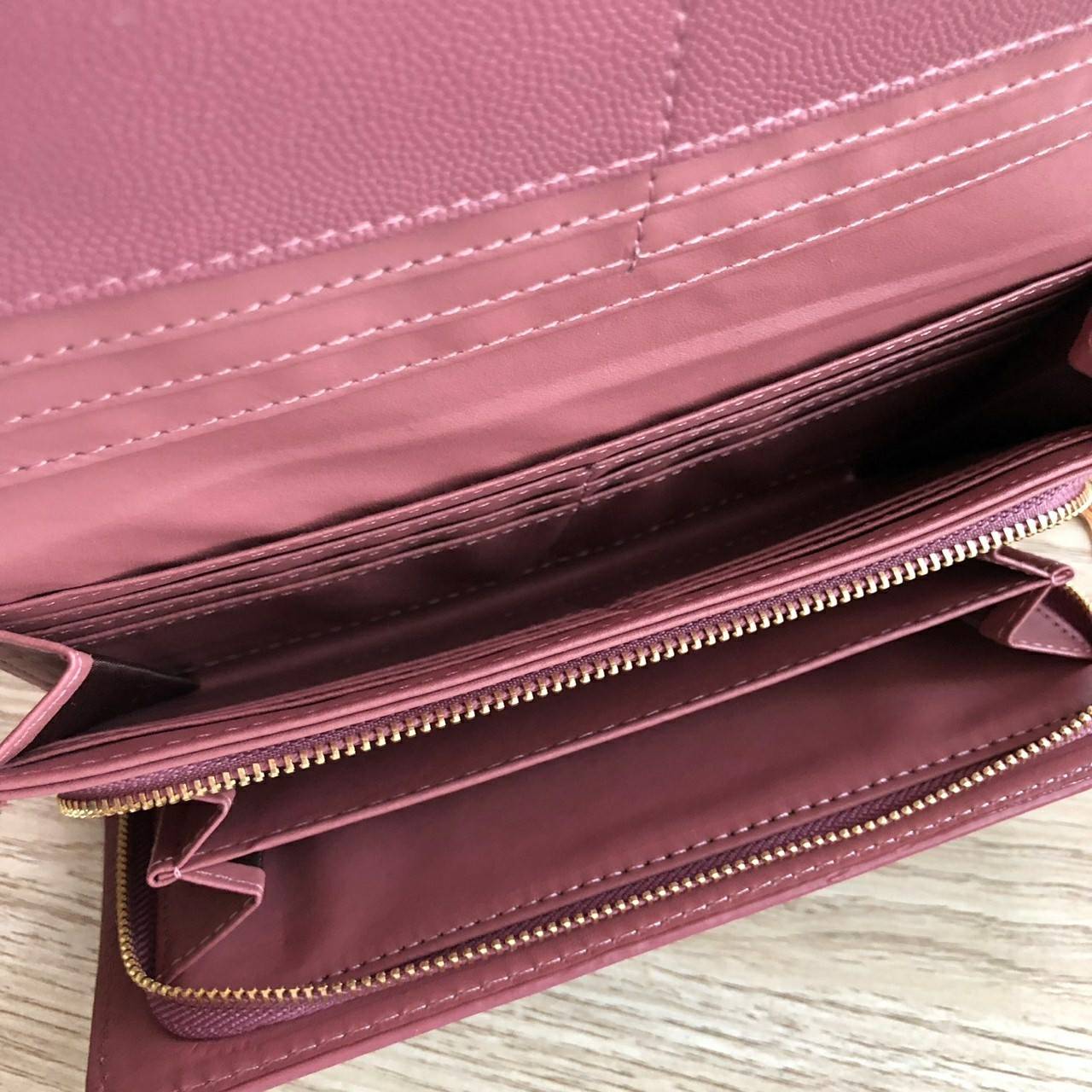 Charles & Keith Basic Long Wallet กระเป๋าสตางค์ใบยาว ตกแต่งด้วยพู่ เปิด – ปิดกระเป๋าด้วยเเม่เหล็กแบบซ่อน ภายในมีช่องใส่บัตร ช่องซิปใส่เหรียญ และช่องใส่ธนบัตร ใส่ iPhone Plus ได้ค่ะ ด้านหลังมีช่อง 1 ช่อง