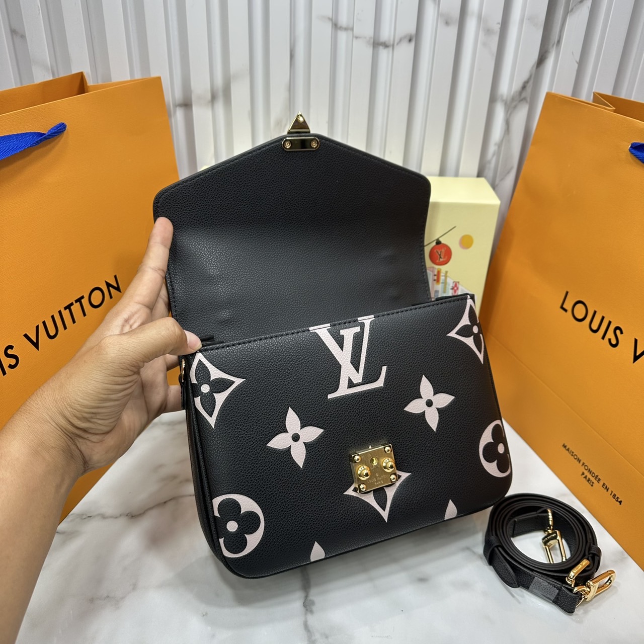 ORI หนังแท้ | LV Pochette Metis Monogram Empreinte leather กระเป๋าสะพาย อีกหนึ่งผลงานเด่นประจำฤดูกาล Spring 2021