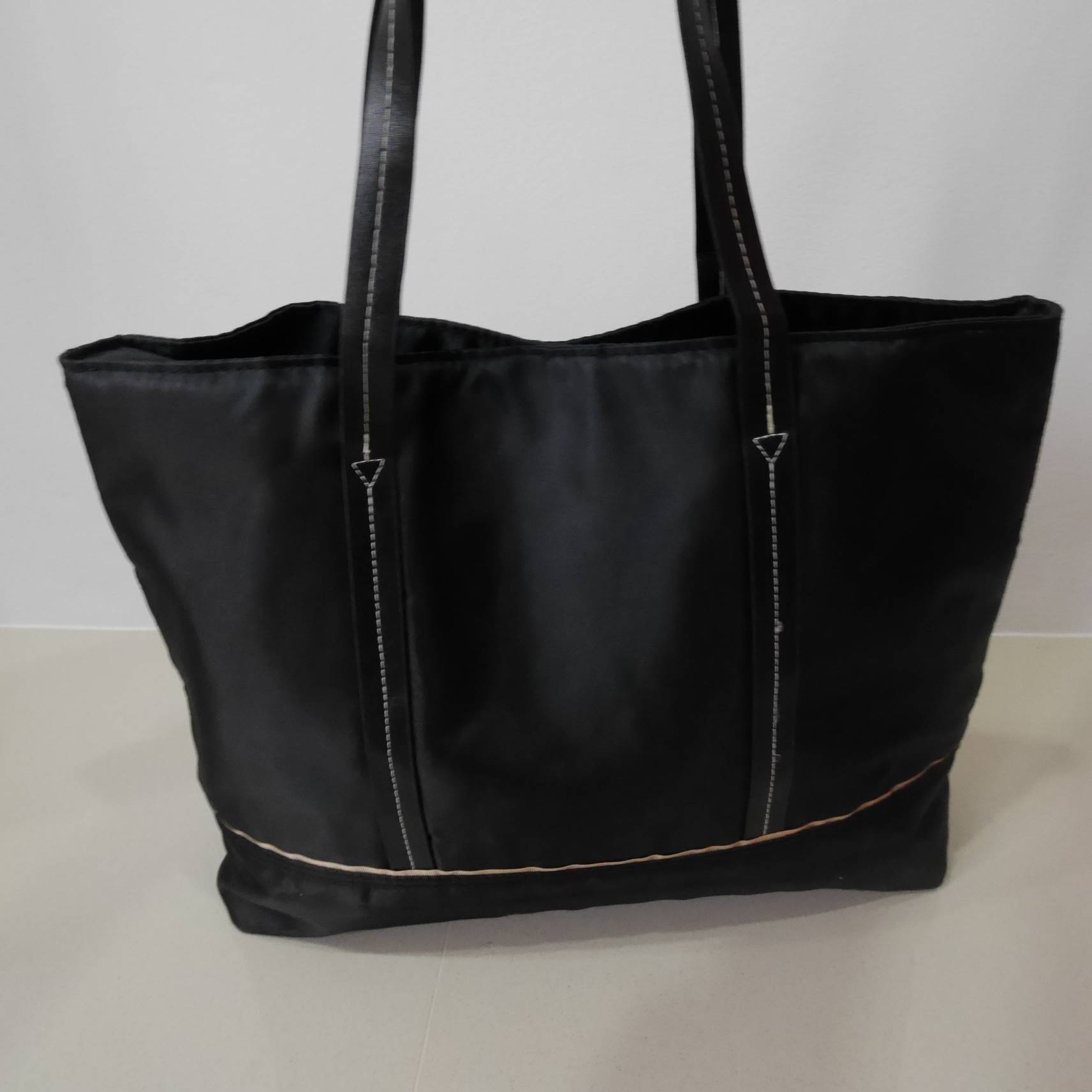 GIVENCHY PARFUME NYLON BAG ของแท้ จากเคาเตอร์แบรนด์น้ำหอม GIVENCHY ค้า ใบใหญ่จุใจ สะพายไหล่ วัสดุ ผ้าร่มหนานุ่ม กันน้ำออกแบบเก๋ๆ ด้วย สายหนังยาว สะพายไหล่ มีช่องใส่ของด้านหน้า ด้านใน บุด้วยผ้าปั้มโลโก้แบรนด์ มีช่องซิป 1 ช่อง ใส่มือถืออีก 1 ช่อง เปิด-ปิดด้