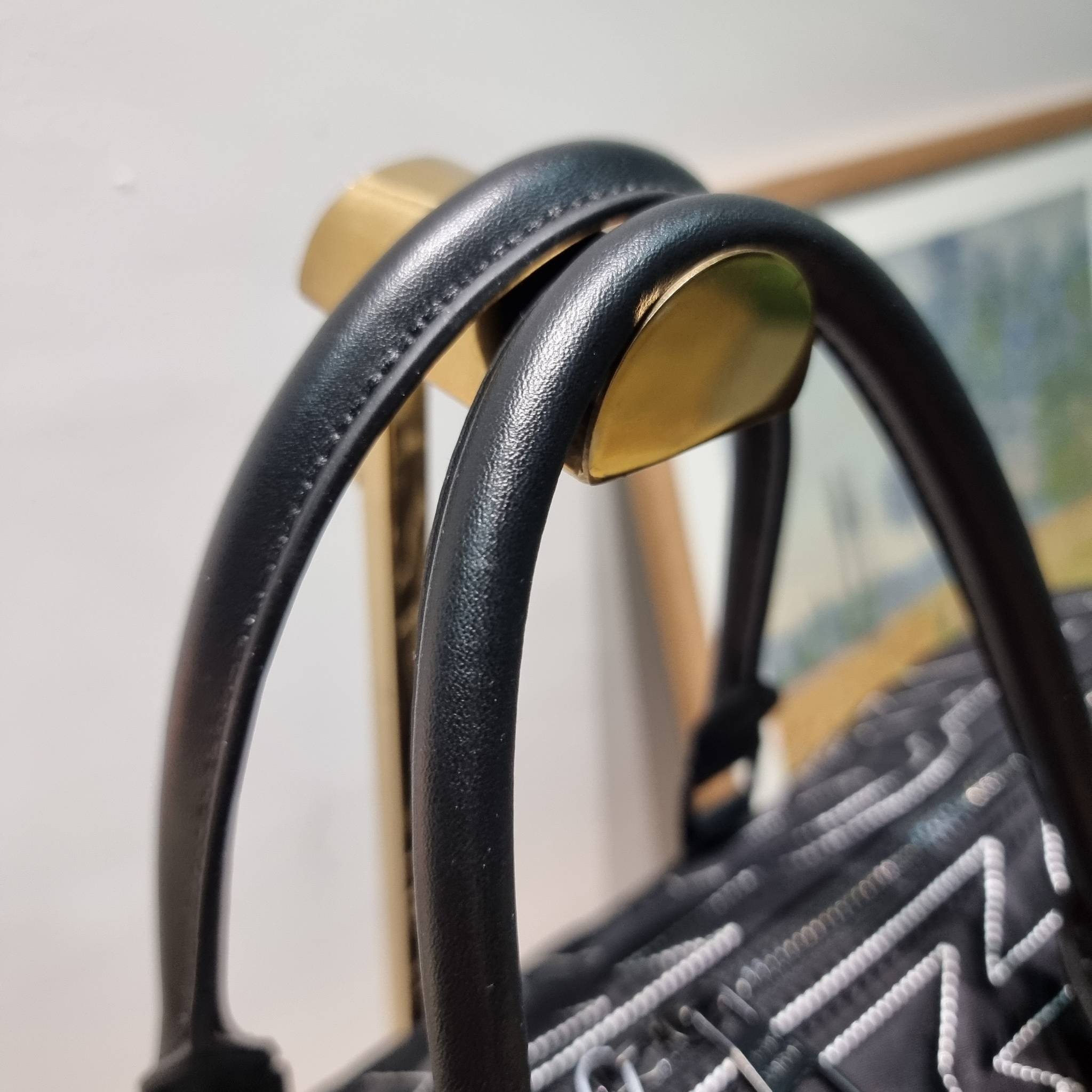 LV KEEPALL 50B SNOW BAG กระเป๋าเดินทางสุดคลาสสิค ประจำฤดูกาล Winter 2022 สไตล์สปอร์ต ทึ่ใครๆก็เฝ้ารอ ไอเท็มที่จะทำให้การเดินทางไม่ธรรมดาอีกต่อไป ด้วยดีเทลความเป็นเอกลักษณ์ เรียบแต่หรู ดีไซน์ลายปักความเป็นเอกลักษณ์ผสาน ลวดลายโมโนแกรมฟลาวเวอร์ ลงบนผ้าไนลอนร