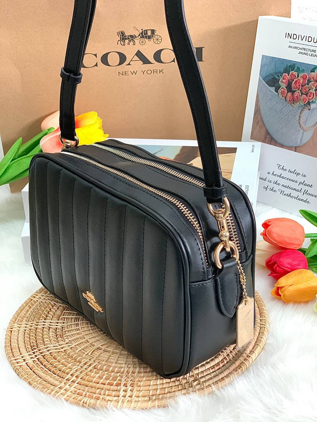 COACH C1569 JES CROSSBODY WITH LINEAR QUILTING ใหม่ล่าสุด!! กระเป๋าสะพายข้าง รุ่น 2 ซิป ใบใหญ่จุใจ ดีไซน์ใหม่ เพิ่มลูกเล่นให้ดูหรูหรายิ่งขึ้น วัสดุหนังสังเคราะห์บุเป็นลายเส้นสวยงาม เปิด-ปิดด้วยซิป 2 ช่องหลัก ใช้งานง่าย ทรงสวยมากๆรุ่นนี้ มาพร้อมสายสะพาย cr