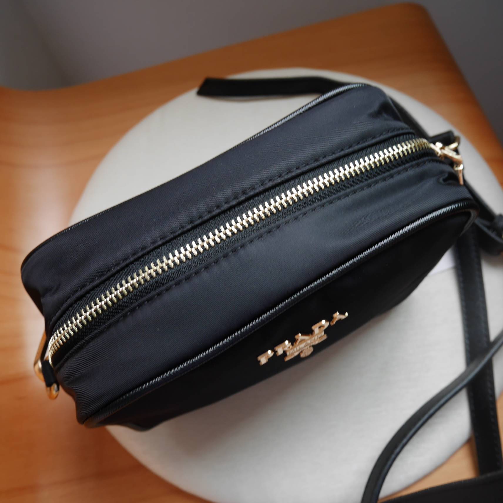 ล็อตใหม่ค้า กับทรงน่ารักในราคาน่ารัก mini crossbody งานพรีเมี่ยมกิ้ฟ จากเคาเตอร์ต่างประเทศ เป็น Best Seller อีกหนึ่งรุ่นเลย จากแบรนด์ PRADA เป็นทรงสี่เหลี่ยม กระเป๋าเป็นผ้า nylon ทั้งใบ เลิศมาก สามารถสะพายเป็น shoulder bag ได้เลย ขนาดกำลังดีค่ะ ใส่ของจุกจ