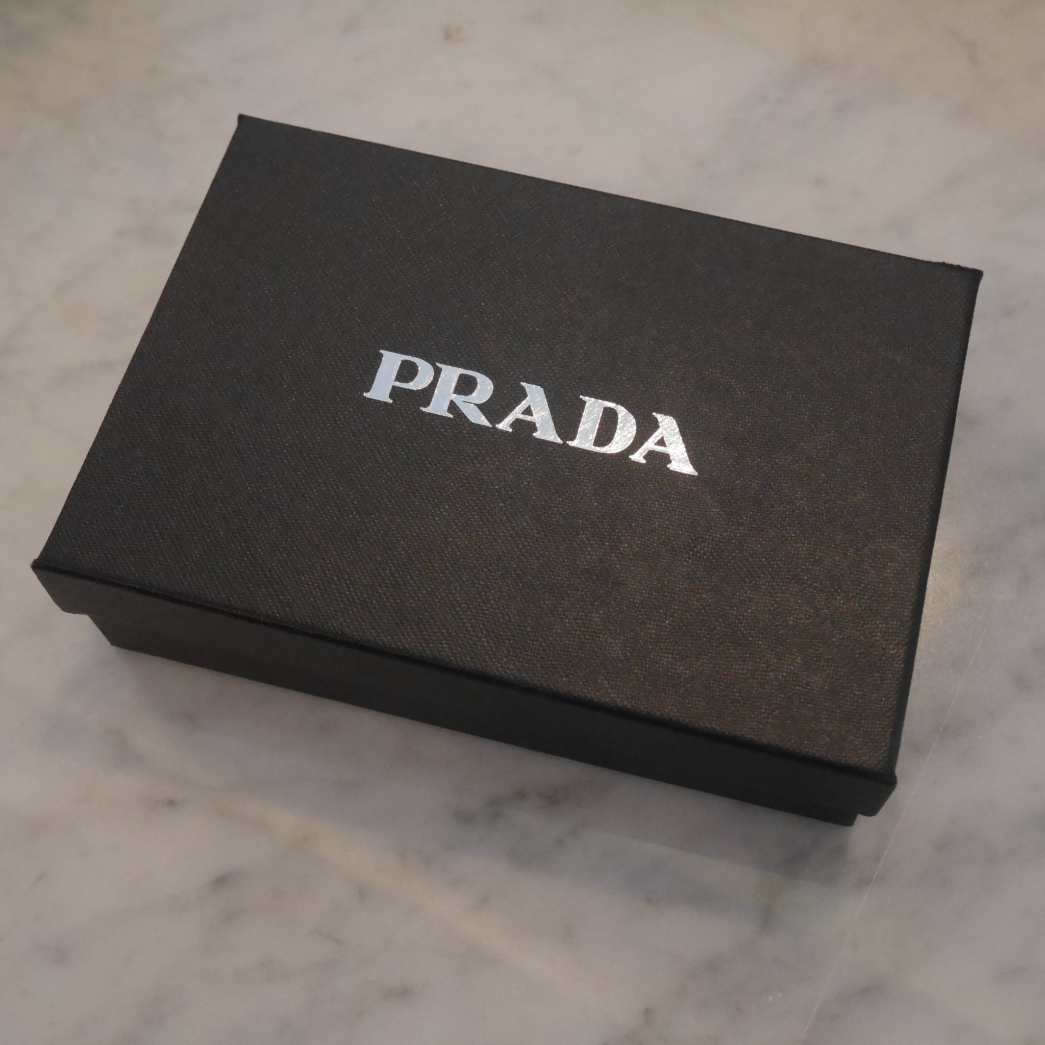 New Color•• รุ่นที่รอคอยสำหรับสาวๆที่ชอบ กปต.สั้น ก็มาแล้วค้า กับ Prada Short Saffiano wallet กระเป๋าสตางค์สั้น ขนาดกะทัดรัด เปิดปิดด้วยซิป อะไหล่ทอง ปั้มแบรนด์ ทั้งใบ **จุดเด่น มีช่องใส่รูปถ่าย ใส่บัตรได้หลายช่อง ด้านในมีช่องซิปแยกอีก1ช่องค้า อีกหนึ่งไอเ