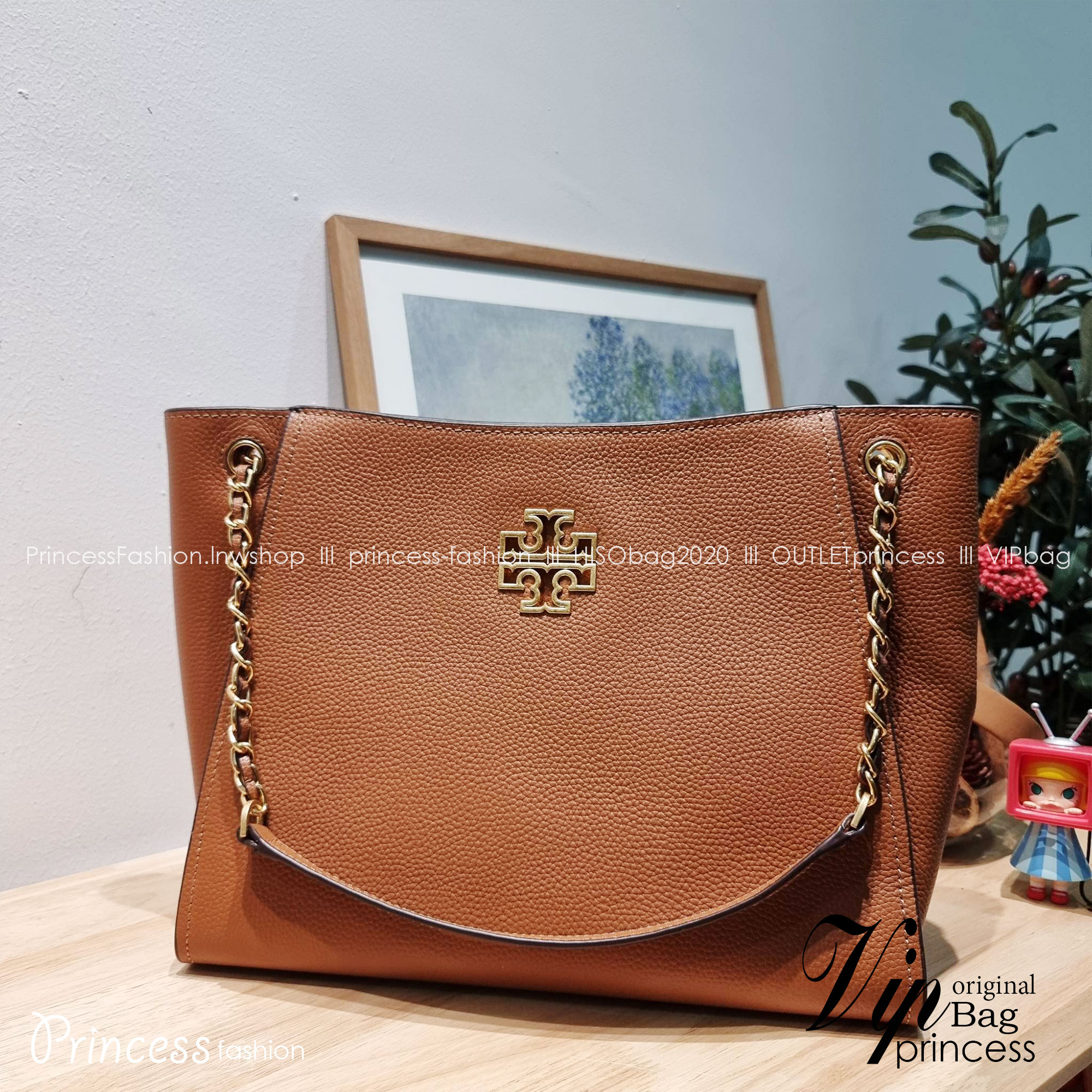 TORY BURCH BRITTEN SMALL SLOUCHY TOTE / TORY TOTE BAG / TORY BAG กระเป๋าสะพายตัวแม่ รุ่น top ที่สวยดูแพง ใช้งานสะดวกมาก ดีไซน์ออกมาได้เรียบหรู ผู้ดี
