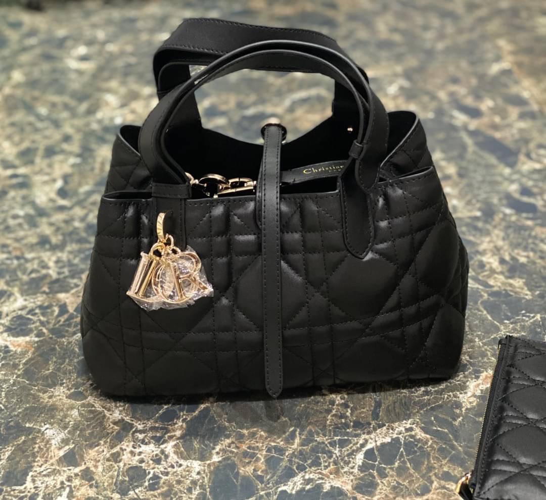 Small 23cm DIOR TOUJOURS BAG Macrocannage Calfskin / DIOR Tote Bag ออริ 1:1 พร้อมส่ง 3 สี กระเป๋าสะพายทรงโท้ท จุของได้เต็มที่ รูปทรงคลาสสิค หนังสวย หรูหราเกินราคา