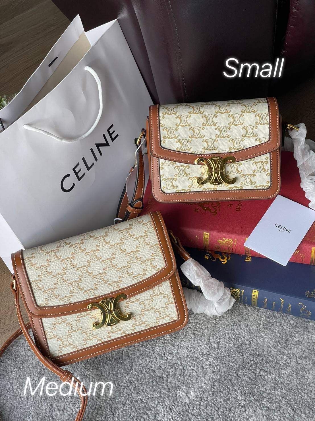 VIP 】Celine TEEN MEDIUM TRIOMPHE BAG IN TRIOMPHE CANVAS สาวๆที่กำลังมองหากระเป๋าน่ารักเอาไว้ใช้ในวันสบาย ๆ แต่ไม่รู้เลือกกระเป๋า Celine รุ่นไหนดี แนะนำรุ่นนี้เลยคะ เป็นกระเป๋าสะพายข้างขนาดกำลังดี สวยแบบคลาสสิก หรูหราด้วยแคนวาสเคลือบลาย Triomphe อีกทั้งยัง
