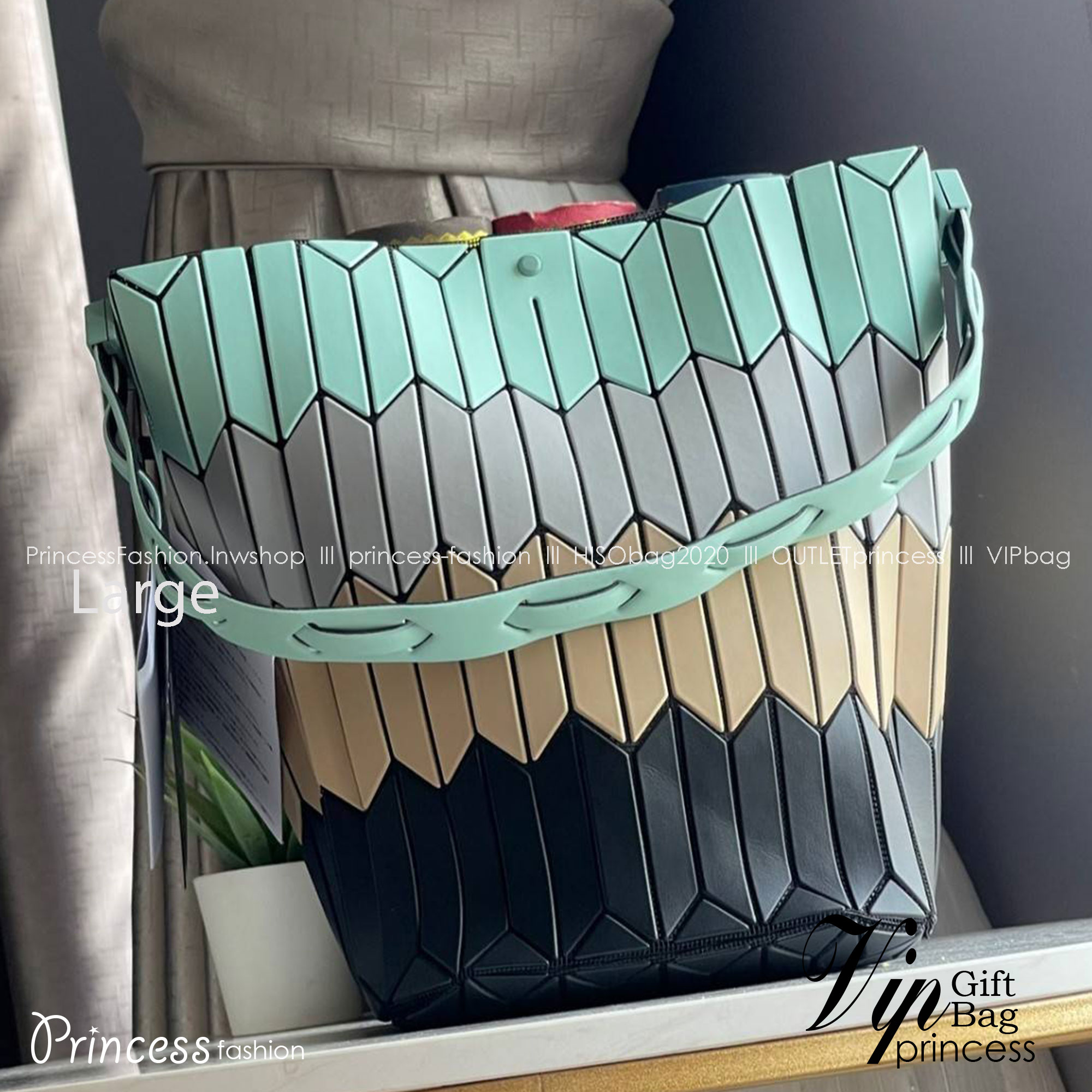 Baobao Issey Miyake Large Bucket กระเป๋าบัคเก็ตขนาดใหญ่สามารถใช้ใส่ร่มพับได้หรือขวดน้ำขนาดเล็กได้ ซีรีย์ใหม่นี้มีจุดเด่นที่แผ่นรูปทรงสี่เหลี่ยมด้านขนานในแนวตั้ง