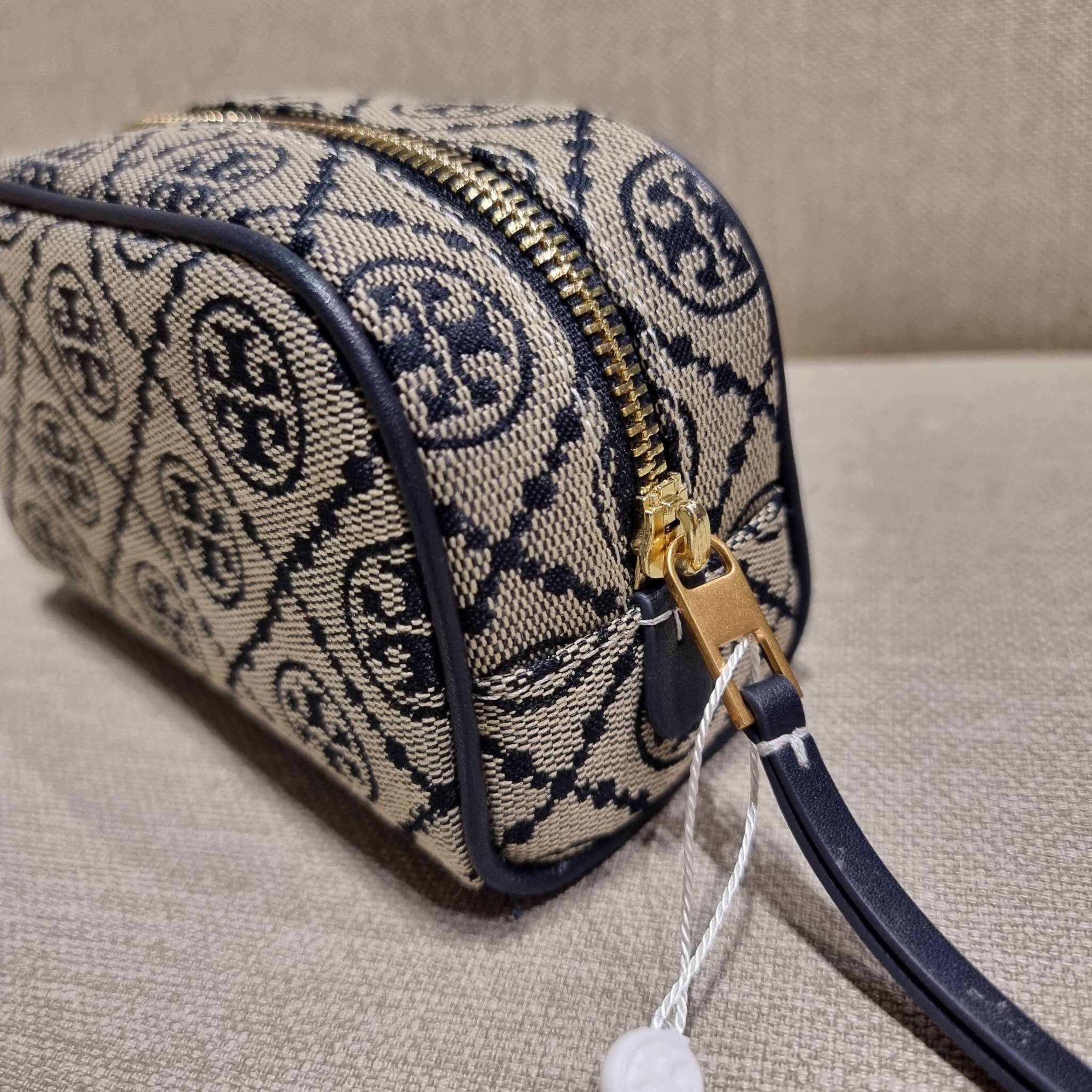 TORY BURCH T MONOGRAM JACQUARD MINI COSMETIC CASE ใหม่ล่าสุด กับกระเป๋าเอนกประสงค์ ที่ไม่ว่าจะไว้ใส่เครื่องสำอางค์ หรือจะไว้พกจำเป็นเช่น เงิน หรือกุญแจต่างๆ น้องใบนี้จัดให้ได้หมด สวยหรู ขนาดเหมาะมือ ถือแล้วขับผิว วัสดุผ้า jacquard รูดเปิด-ปิดด้วยซิป ภายใน