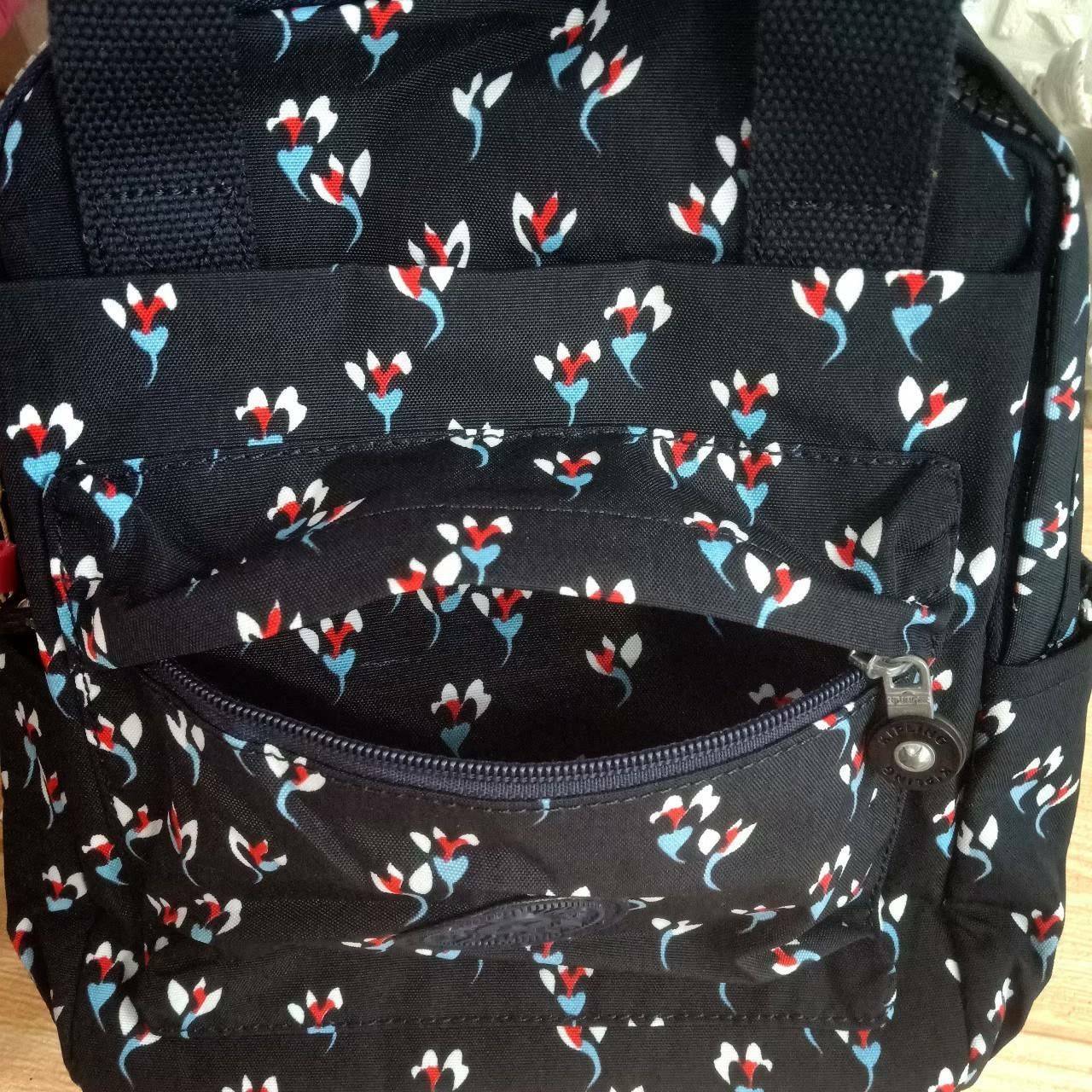 KIPLING 3 WAYS MINI BACKPACK ซับในตาราง 👍กระเป๋าสะพายรุ่นใหม่วัสดุ Nylon & Polyester 100% 👍หูหิ้วมีลายปั้มแบรนด์ 👍สายสะพายยาวเลื่อนปรับได้ถอดได้ 👍สามารถถือหรือสะพายได้ จะสะพายไหล่ สะพายเฉียง Crossbody หรือจะคล้องสายเป็นเป้ส