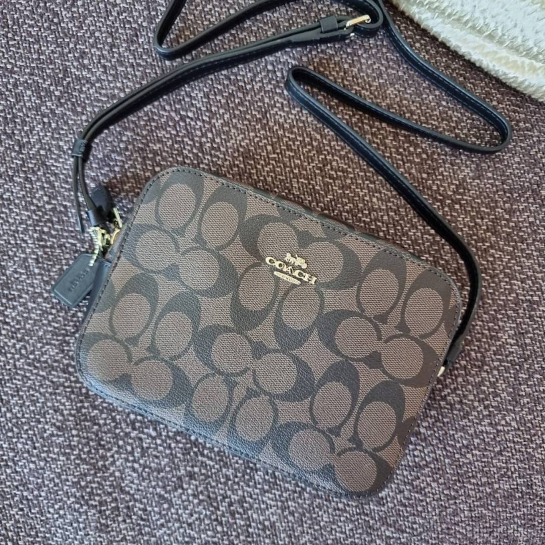 COACH 91677 MINI CAMERA BAG IN SIGNATURE CANVAS ขายดีที่สุด!! กระเป๋าสะพายข้างไซส์มินิ คลาสสิคอยู่ทรง อะไหล่ทองตัดดูหรู วัสดุหนังแคนวาสเคลือบลาย เปิด-ปิดด้วยซิป สายสะพายปรับได้ตามตัว ใบนี้แมทช์ได้ทุกลุค ใช้เป็น everyday bag ได้สบายๆเลยจ้า