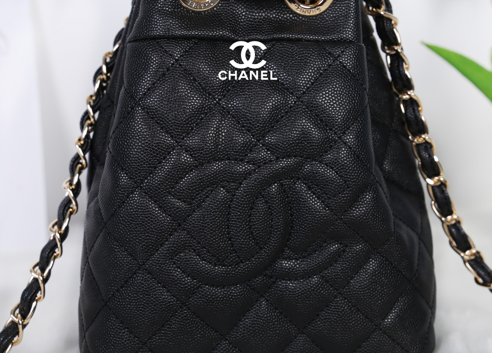 CHANEL Crossbody Bag With Chain / Chanel Bucket Bag กระเป๋าถือหรือสะพาย หนังคาเวียร์ลายตาราง ใช้ได้หลายสไตล์