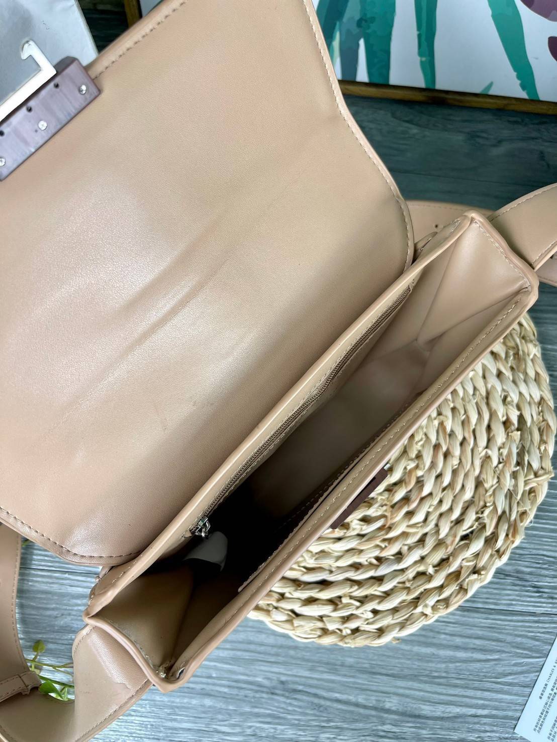 Charles & Keith Front Flap Push Lock กระเป๋าสะพายข้างทรงสวย จุดเด่นที่อะไหล่ลายไม้ตรงตัวเปิดปิด น้ำหนักเบา ด้านหลังมีช่องใส่ของได้ เปิดปิดแบบตัวกดล็อก ด้านในจุของได้พอสมควร เช่น iPhone 12 Pro Max กระเป๋าเงินใบกลาง/สั้นเป็นต้น สายสะพายยาวปรับสายได้ (ถอดสาย