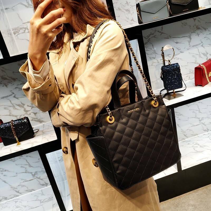 CHARLES & KEITH HANDBAG กระเป๋าถือหรือสะพายดีไซน์สวยหรูวัสดุหนังคาเวียร์อยู่ทรง ด้านหน้ามีโลโก้ ด้านข้างมีช่องใส่ของ มีหูจับถนัดมือ พร้อมสายสะพายโซ่มีที่รองบ่าสามารถใช้สายคู่สะพายไหล่หรือสายเดี่ยว Crossbody ได้ มีหมุดรองฐานกันรอย ภายในมีช่องซิปเเละช่องใส่